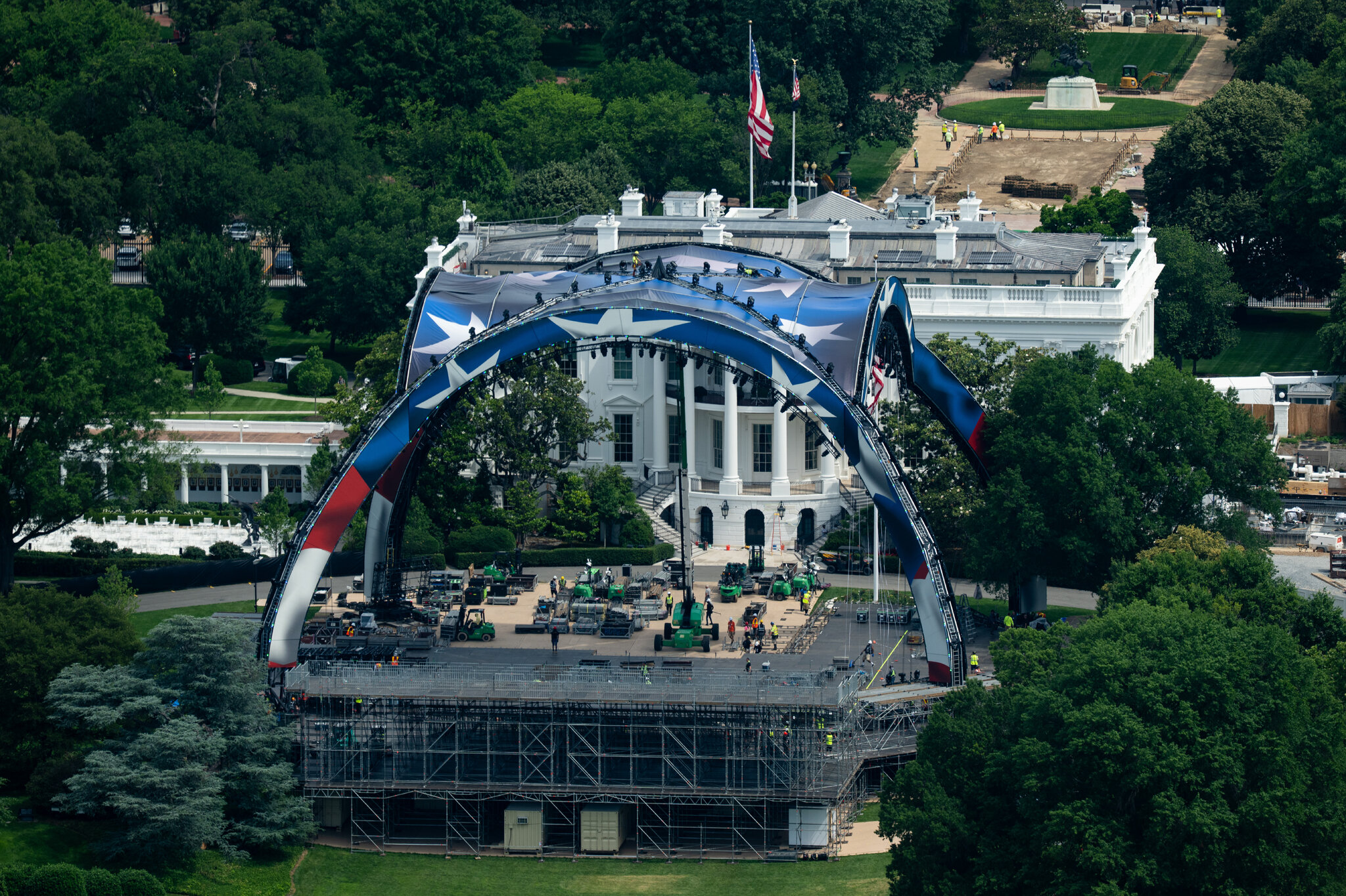 Un arco de acero de 544 toneladas se ha levantado en el jardín sur de la Casa Blanca como escenario del próximo evento del Ultimate Fighting Championship. Allison Robbert para The New York Times
