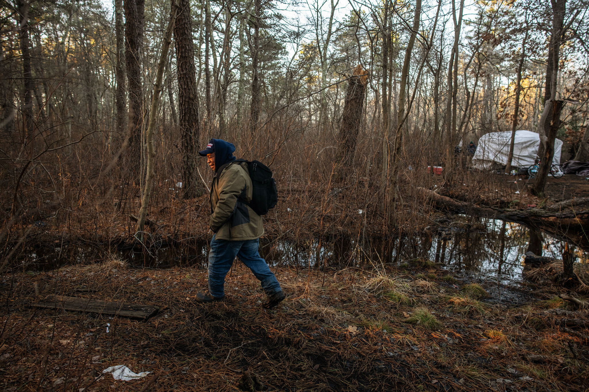 El paisajista Gilberto Camey sale del bosque de camino a su trabajo diario, recorriendo los pasos que siguió su hermano antes de que lo encontraran muerto tras una tormenta de invierno.