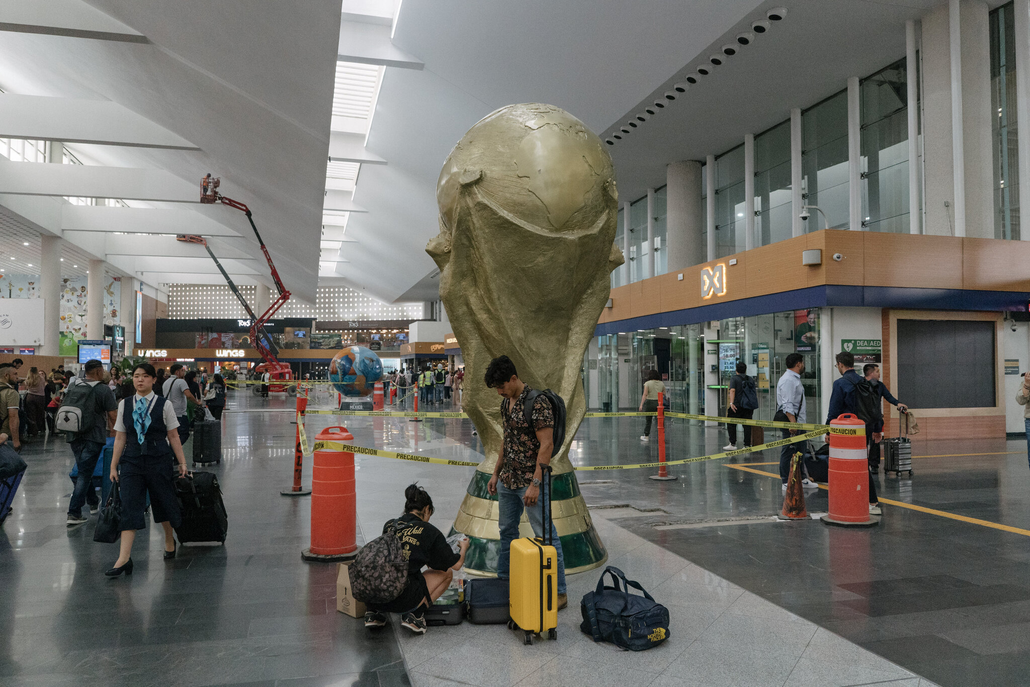 Construcción cerca de las zonas de pasajeros y de una réplica gigante del trofeo de la Copa del Mundo el mes pasado en el Aeropuerto Internacional Benito Juárez de Ciudad de México.