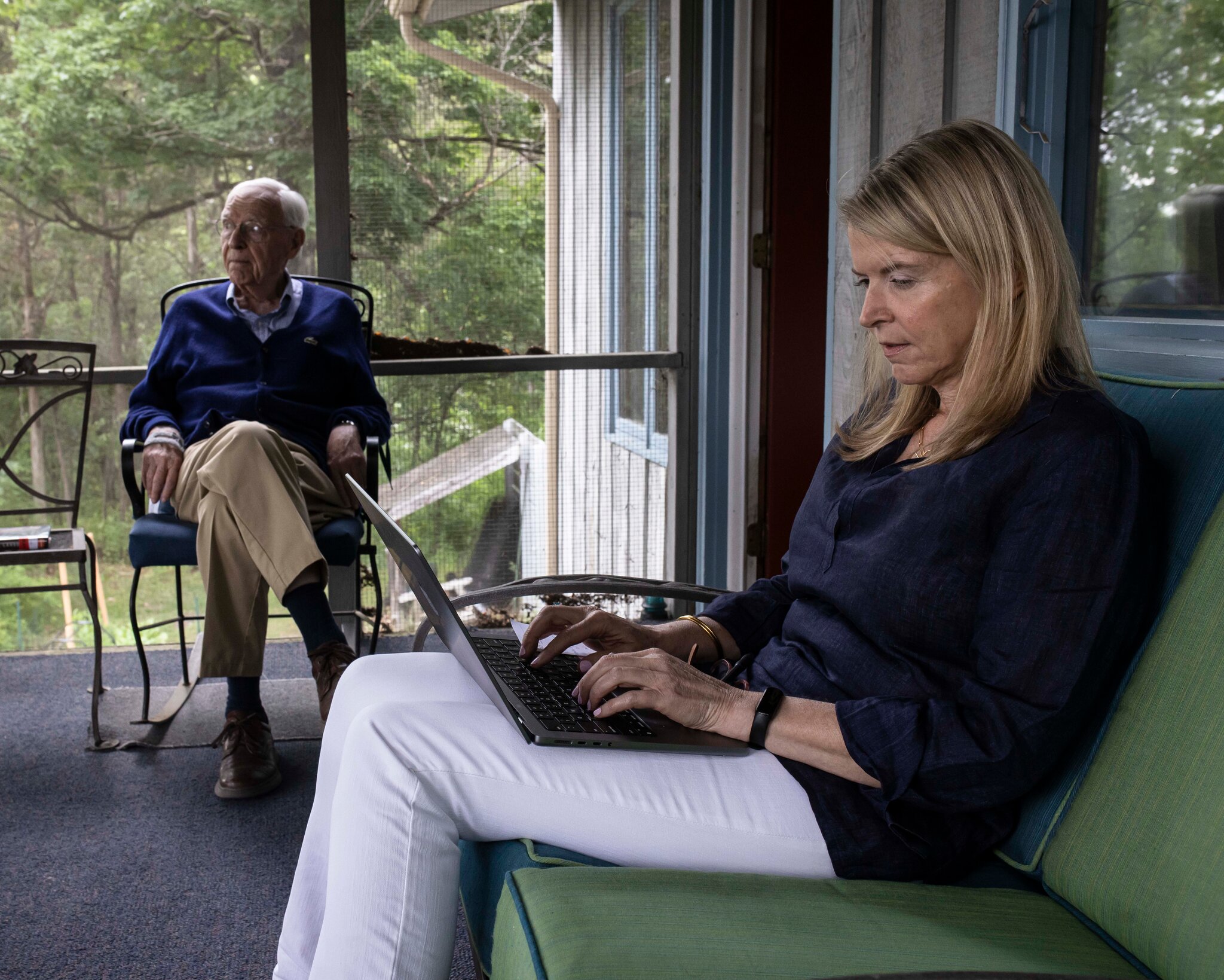 Cathleen Tobin, planificadora financiera, ha estado ayudando a su padre, Ed, con su dinero. "Ayudar a tus padres en pequeñas cosas genera confianza y normaliza tu participación", dijo. Dave Sanders para The New York Times