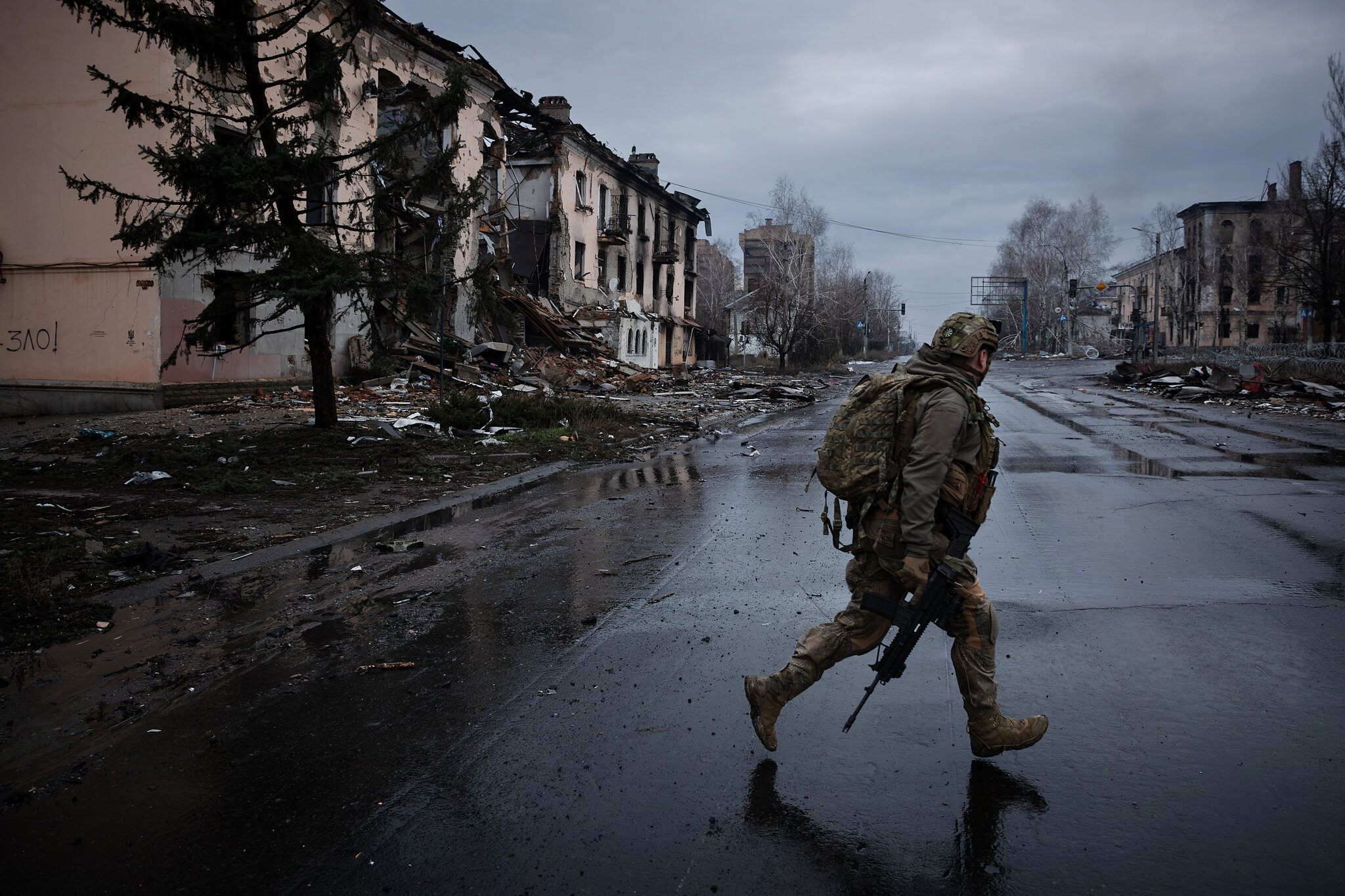 Un soldado ucraniano en Kostantínovka, una ciudad devastada por los ataques con drones, en enero. Tyler Hicks/The New York Times