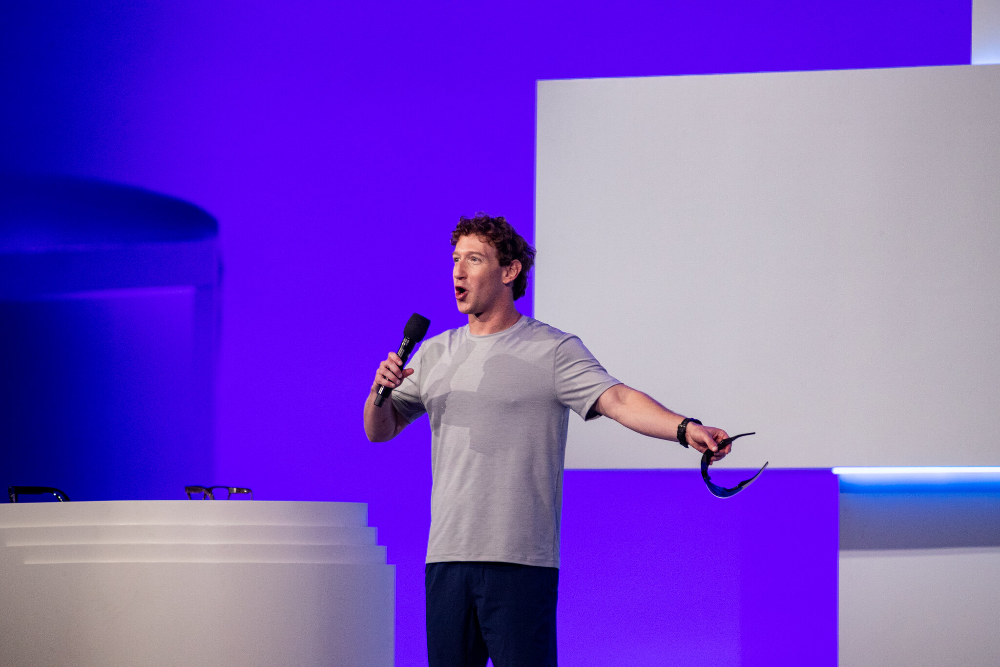 Mark Zuckerberg, director ejecutivo de Meta, está impulsando de forma más amplia la creación de nuevos tipos de aplicaciones basadas en comportamientos sociales emergentes en internet. Jason Henry para The New York Times