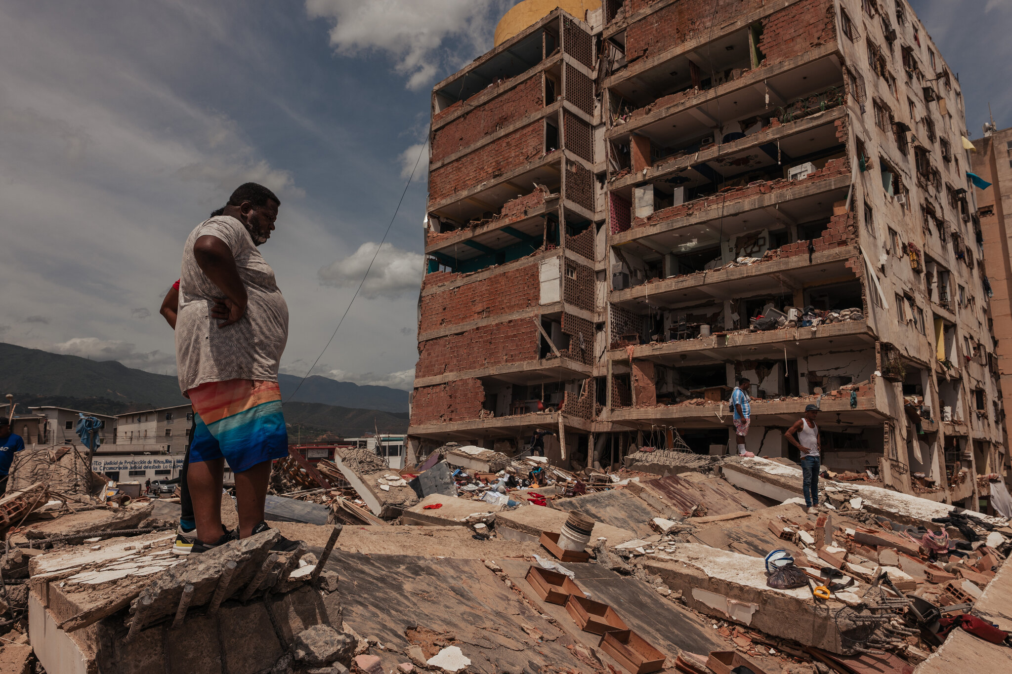 Búsqueda de sobrevivientes entre los escombros en Catia La Mar, Venezuela, el jueves. Adriana Loureiro Fernandez para The New York Times