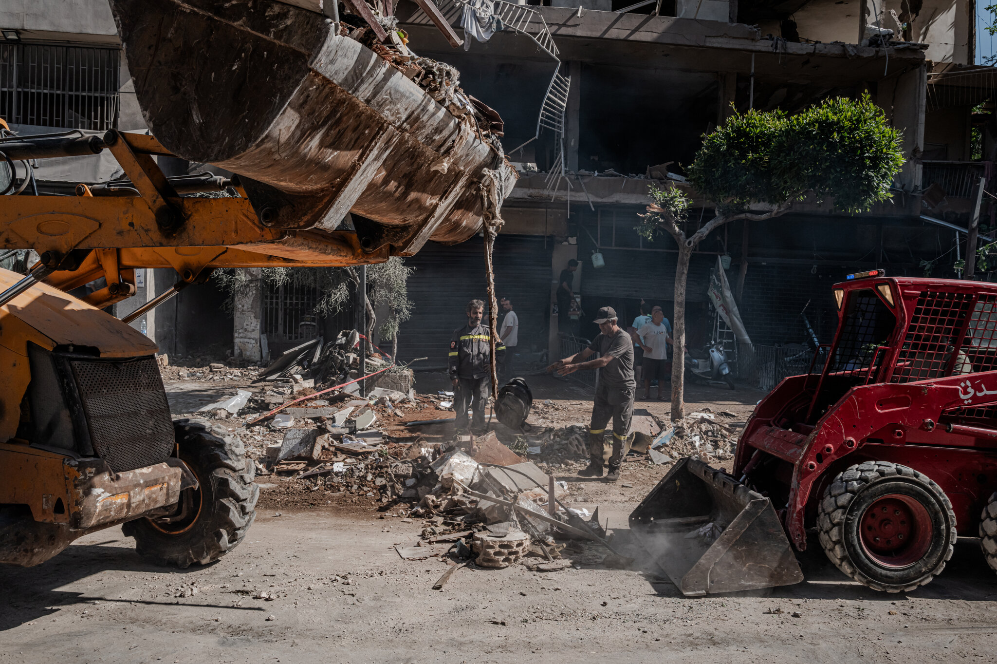 Rescatistas de la defensa civil y personal de seguridad en un edificio residencial de la zona de Dahiyeh, en las afueras del sur de Beirut, tras los ataques israelíes Daniel Berehulak/The New York Times