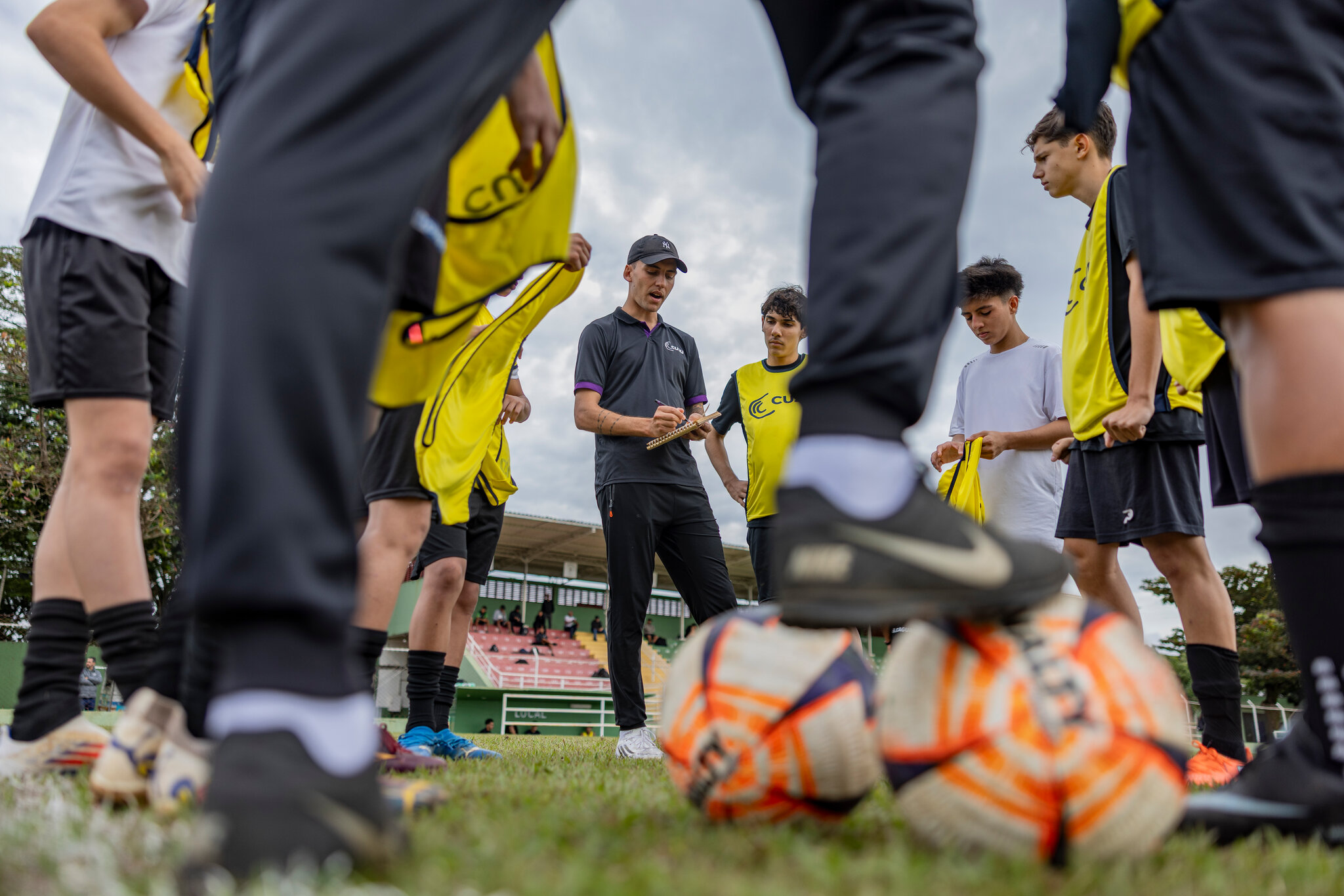 Jóvenes futbolistas profesionales participan en pruebas para incorporarse al club Aguaí FC a través de la aplicación Cuju, que recopila datos de entrenamiento y perfiles de los jugadores.
