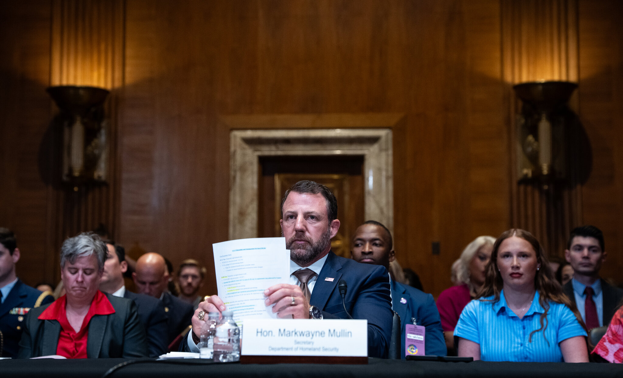 "Seguiremos utilizando todas las vías legales para desnaturalizar y expulsar a los extranjeros", dijo en un comunicado Markwayne Mullin, secretario de Seguridad Nacional estadounidense. Haiyun Jiang/The New York Times