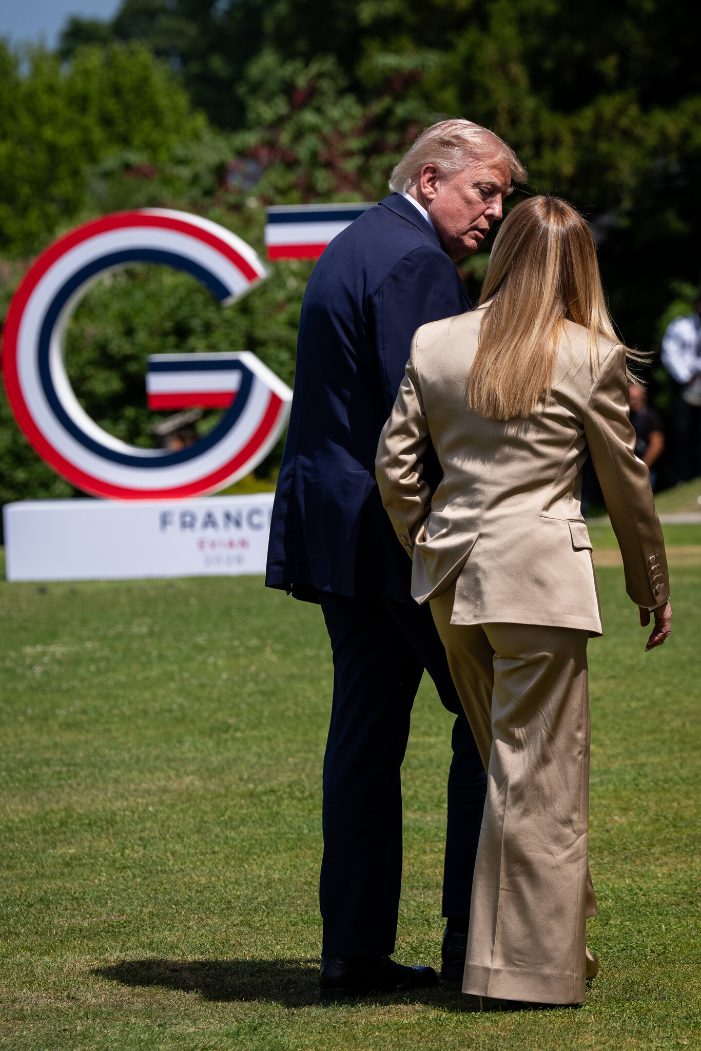 El presidente Trump con la primera ministra italiana Giorgia Meloni tras una foto de grupo del G7 en Evian-les-Bains, Francia, el martes. Haiyun Jiang/The New York Times