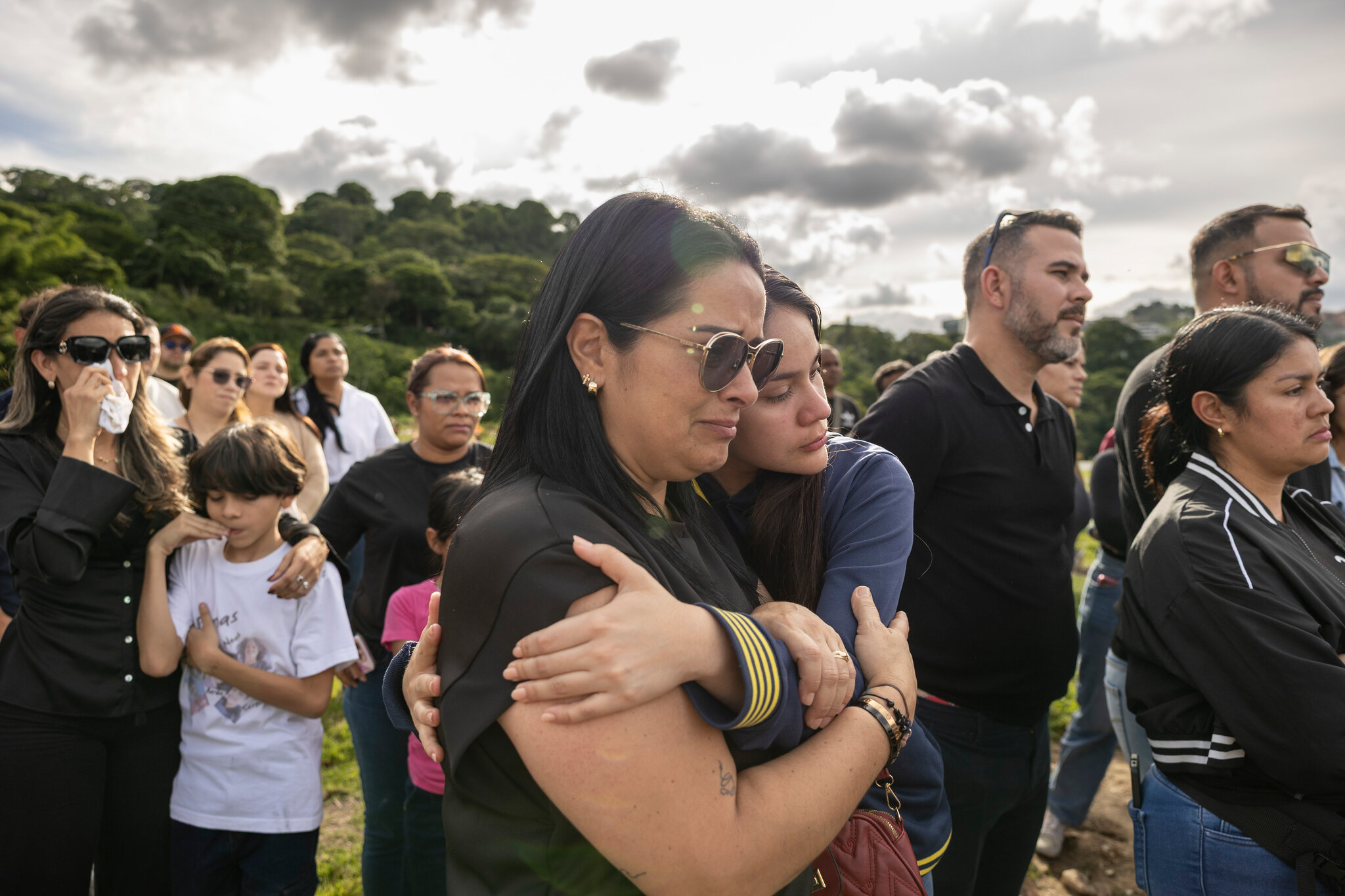 Familiares y amigos lloran la pérdida de un ser querido en un funeral celebrado el domingo en Caracas, Venezuela. Fabiola Ferrero para The New York Times