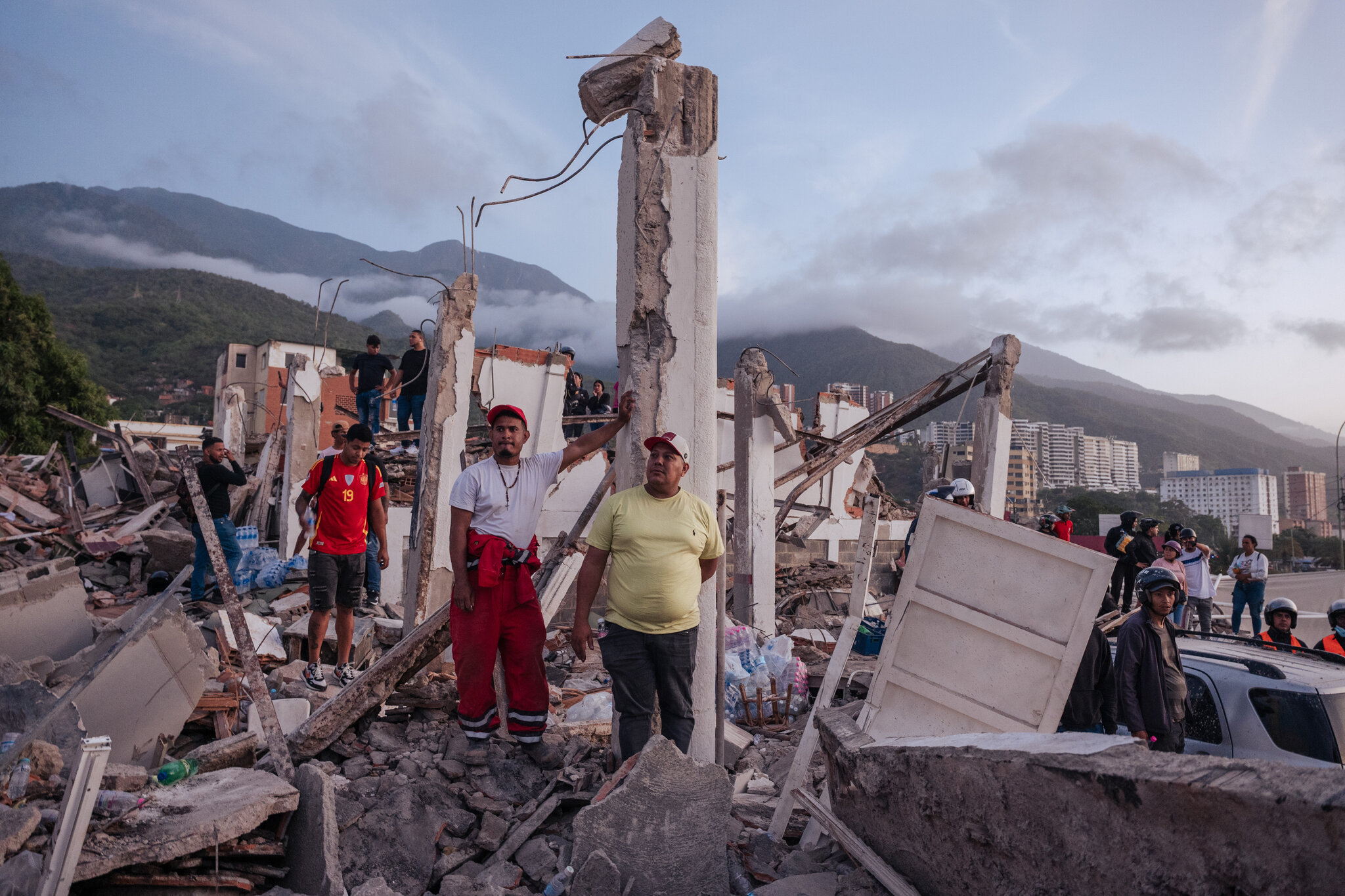 Un edificio residencial que se derrumbó durante los terremotos consecutivos del jueves en La Guaira, Venezuela. Adriana Loureiro Fernandez para The New York Times