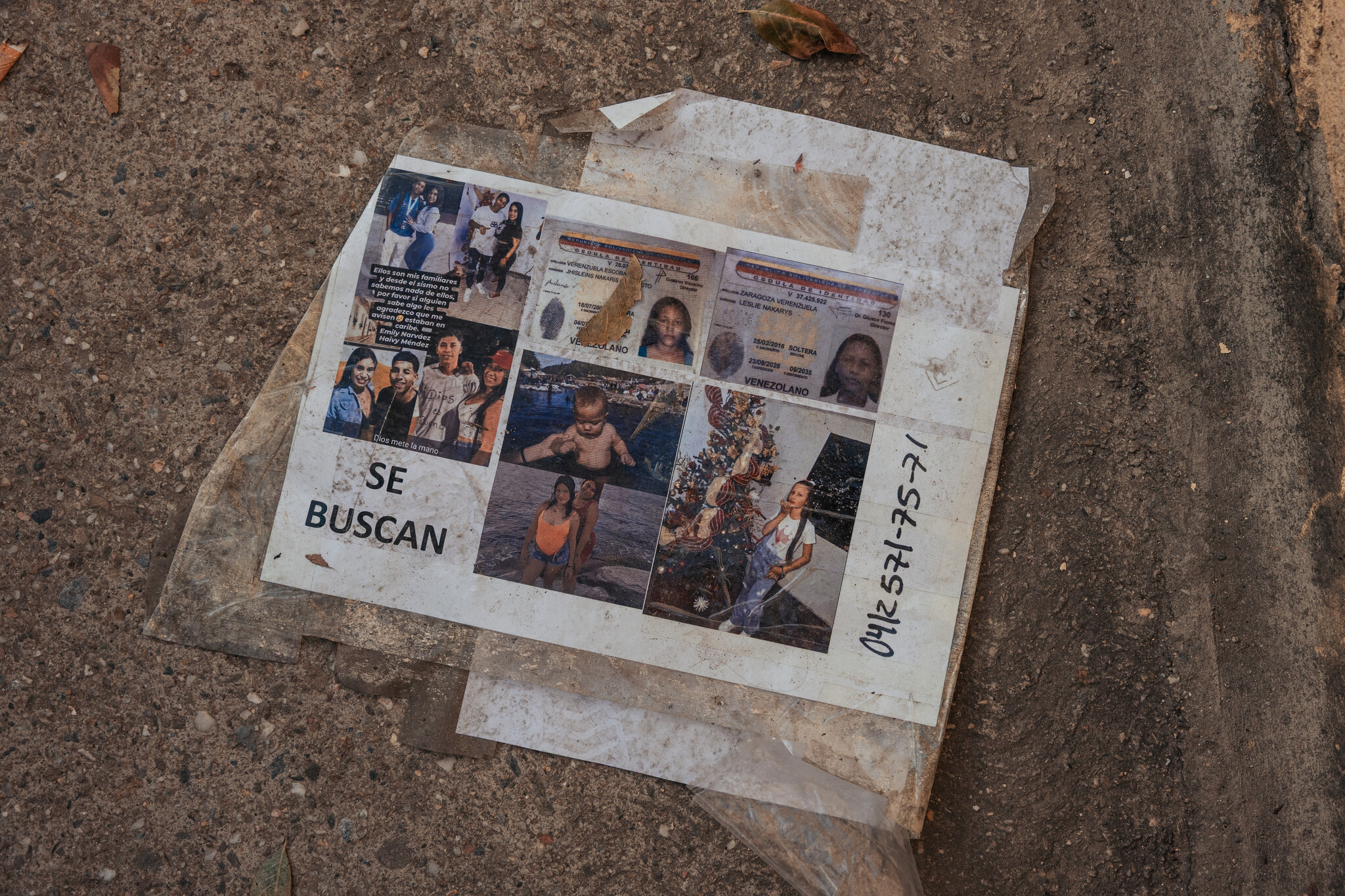 El viernes, el afiche de una familia desaparecida yacía fuera de la morgue del Hospital José María Vargas Adriana Loureiro Fernandez para The New York Times