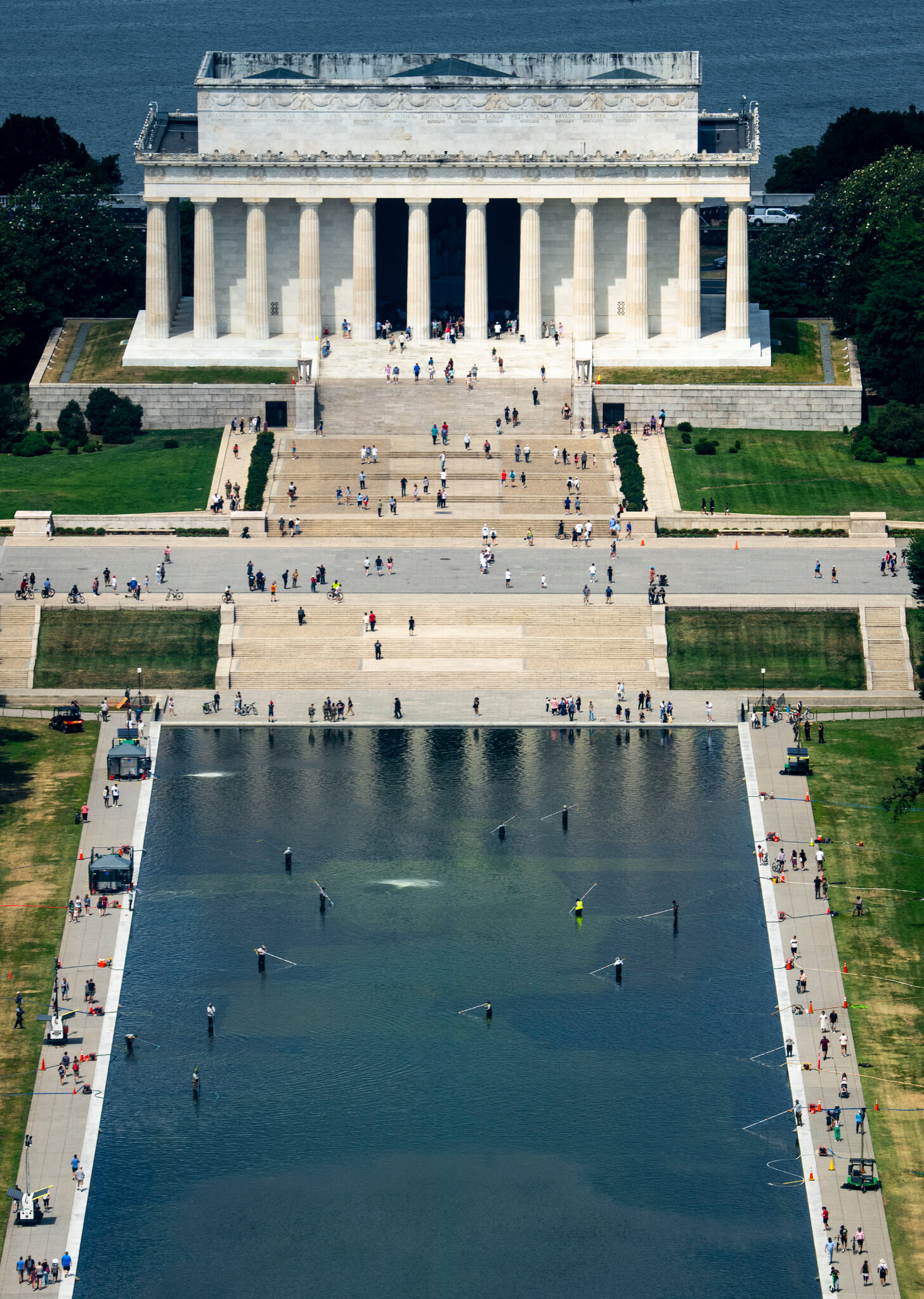 Trabajos en curso el domingo en el estanque reflectante del monumento a Lincoln, que lleva décadas sufriendo fugas y floraciones de algas que tiñen el agua de verde. Doug Mills/The New York Times