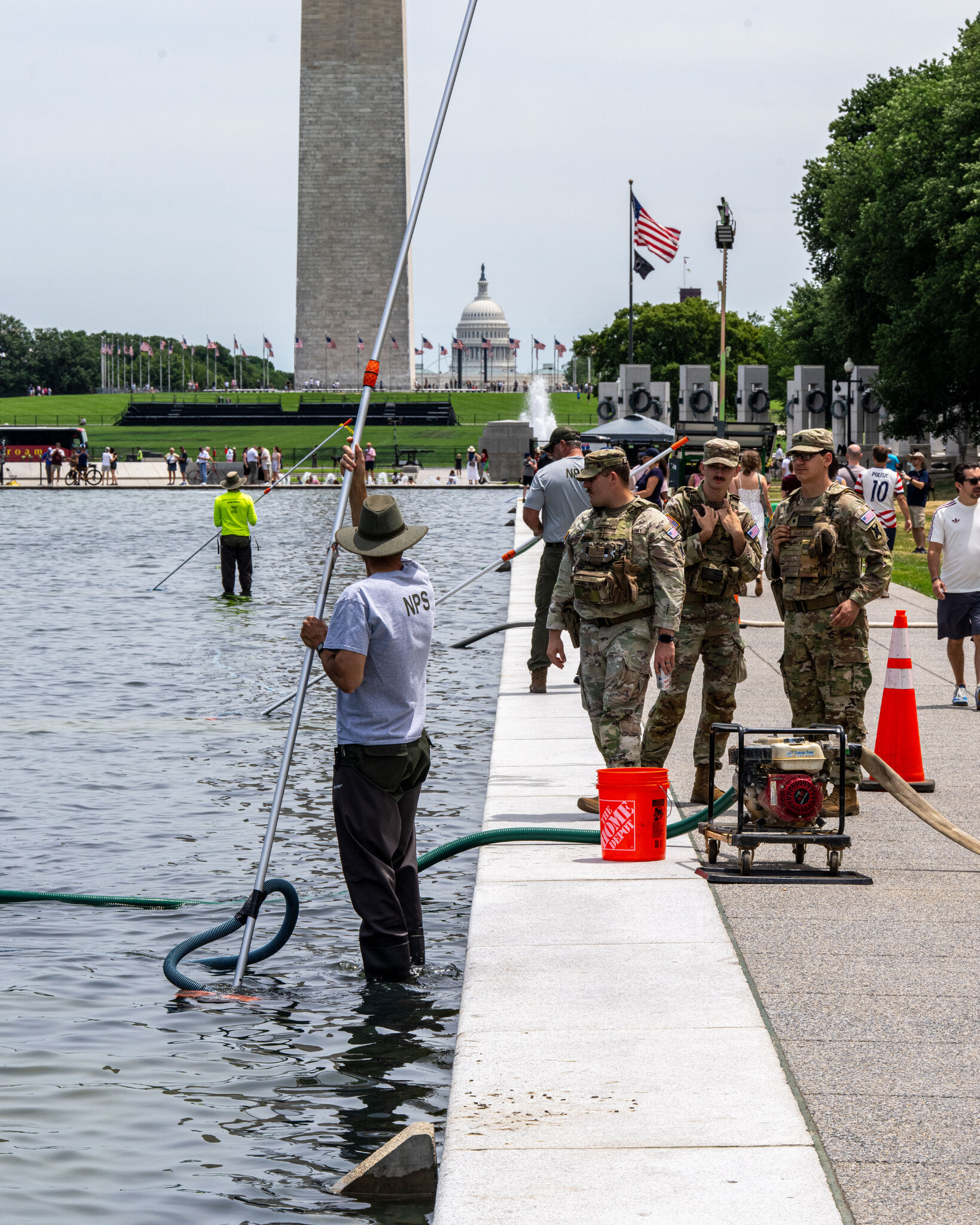 Un equipo del Servicio de Parques Nacionales limpiando las algas del estanque reflectante el viernes. Alex Kent/The New York Times