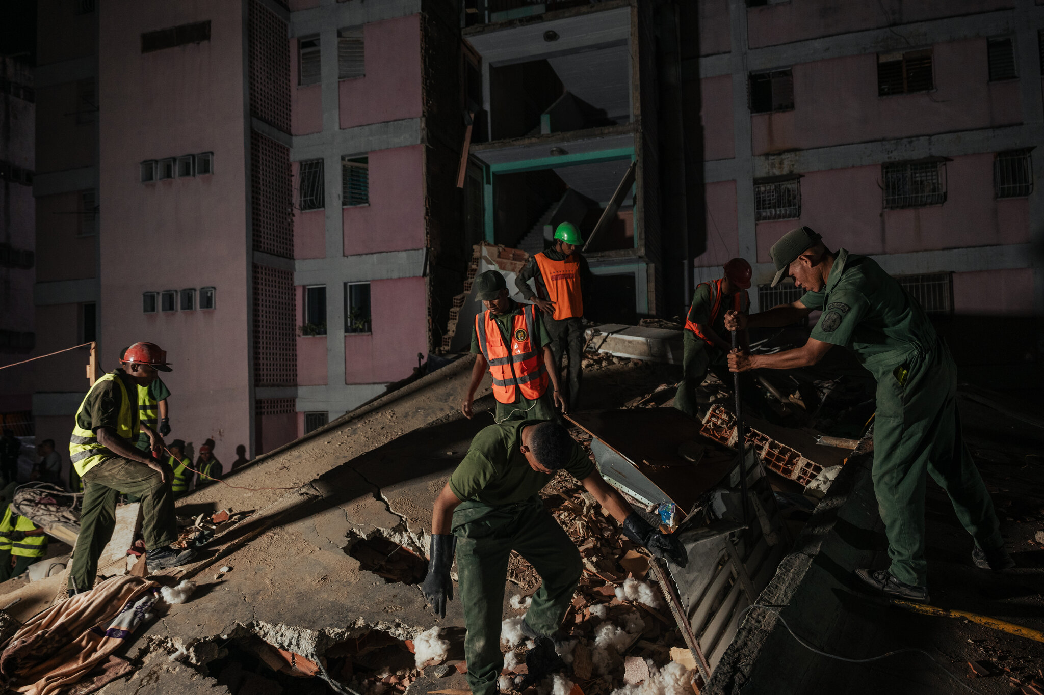 Miembros de la Guardia Nacional Bolivariana de Venezuela buscan supervivientes en Pinto Salinas, Venezuela, el miércoles, después de que dos terremotos sacudieran el país esa misma tarde. Adriana Loureiro Fernandez para The New York Times