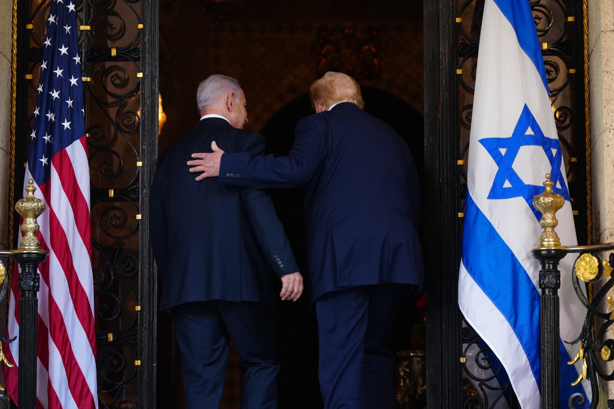 l presidente Donald Trump y el primer ministro Benjamín Netanyahu en diciembre pasado. Estados Unidos e Israel estuvieron ampliamente alineados al inicio de la guerra, y Trump respaldó el objetivo de Netanyahu de derrocar al gobierno iraní. Tierney L. Cross/The New York Times