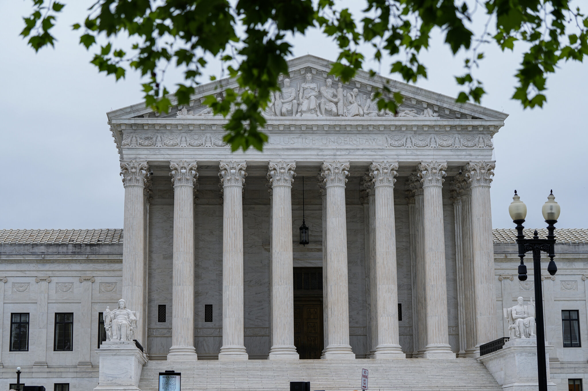 La decisión de la Corte Suprema, por 6 votos contra 3, en los dos casos se dividió según líneas ideológicas; los jueces liberales emitieron votos disidentes. Haiyun Jiang/The New York Times
