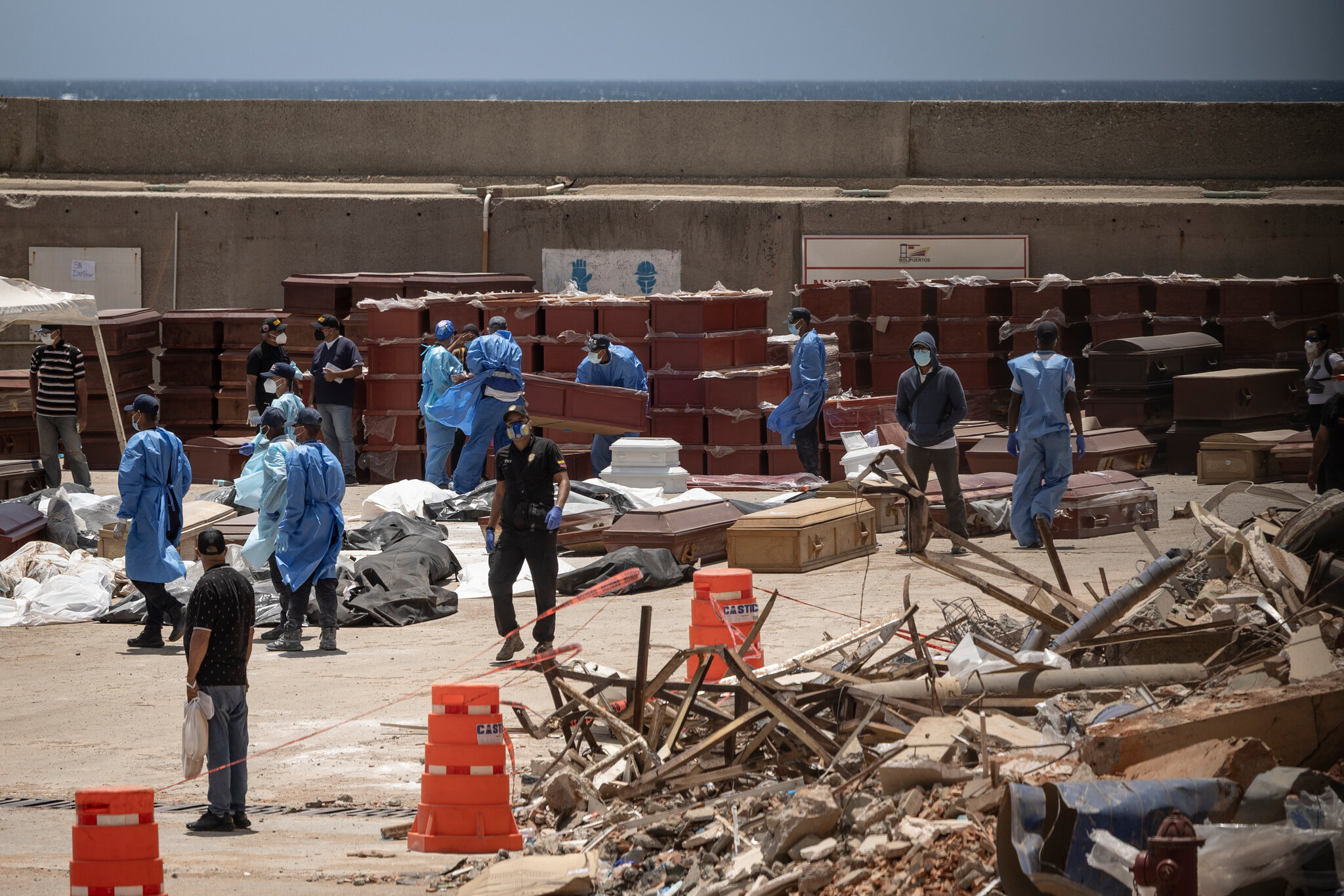 Las autoridades venezolanas han montado una morgue improvisada para que los familiares puedan buscar los cuerpos de sus seres queridos entre las víctimas del terremoto en el puerto de La Guaira. Fabiola Ferrero para The New York Times