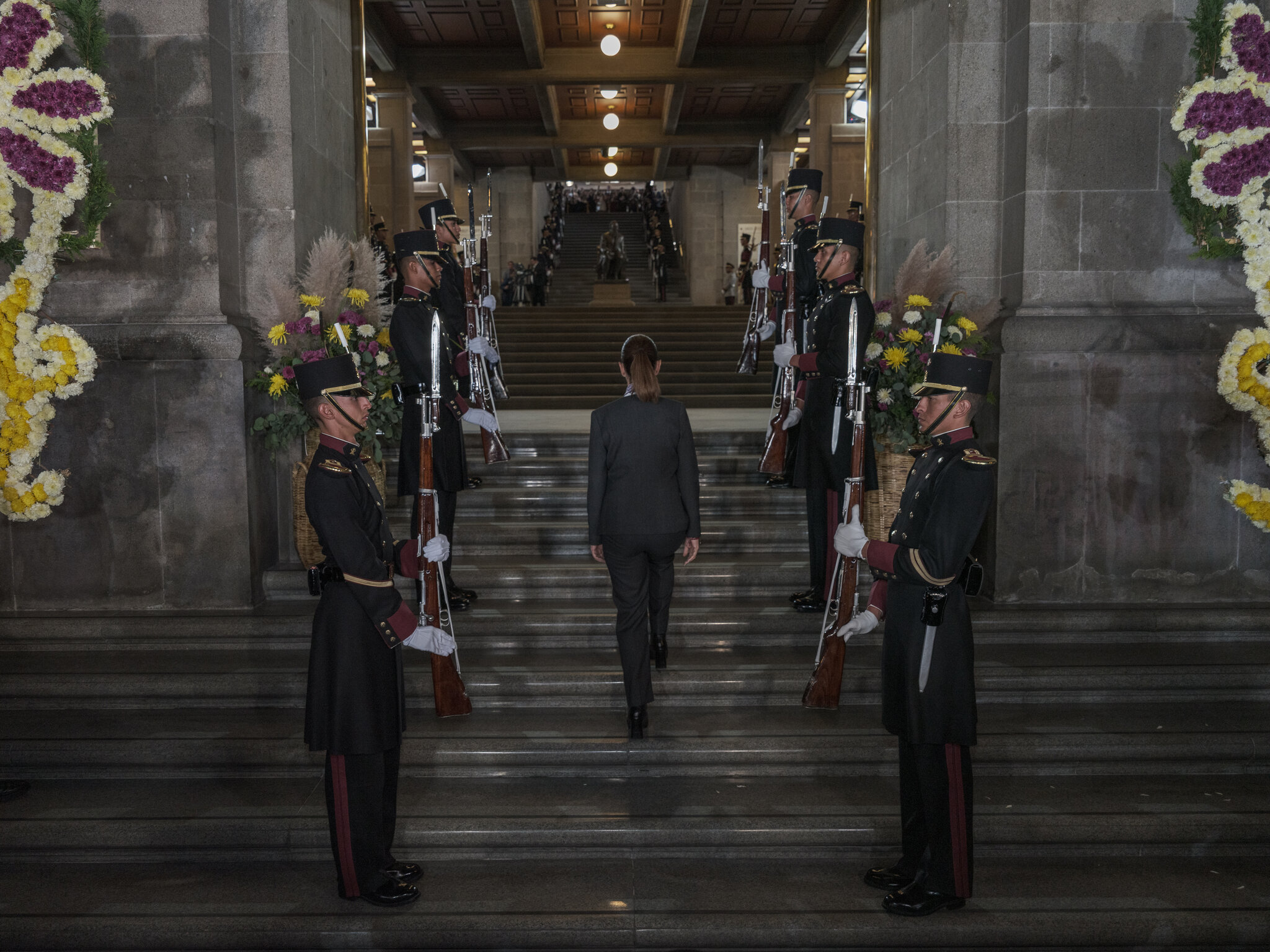 La presidenta de México, Claudia Sheinbaum, a quien vemos aquí en la Suprema Corte de Justicia de México el año pasado, se ha inconformado por las investigaciones estadounidenses sobre funcionarios de su partido político. Luis Antonio Rojas para The New York Times