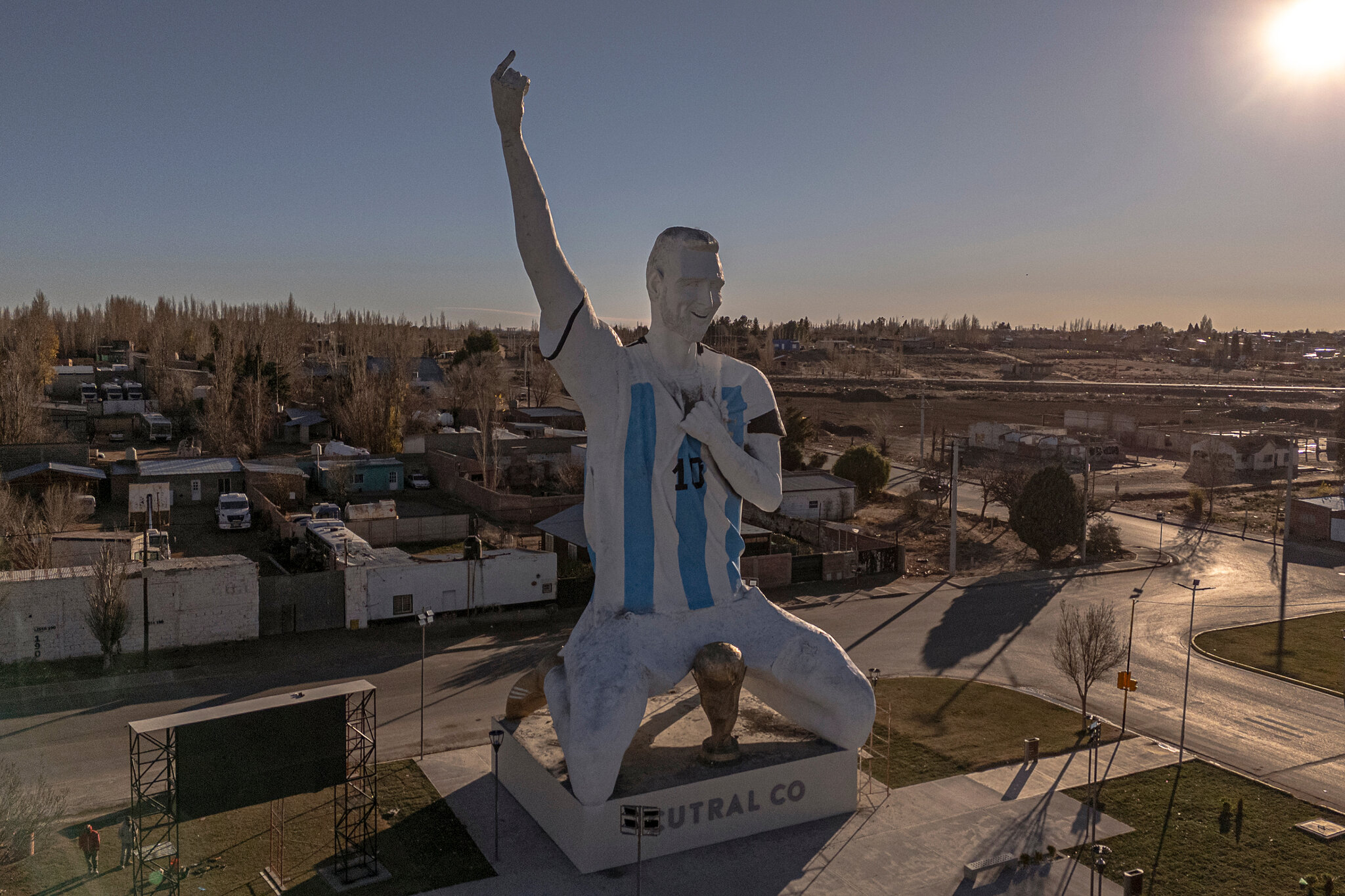 The giant statue of Lionel Messi made by Aldo Beroisa in the remote oil town of Cutral Có, Argentina. Sarah Pabst for The New York Times