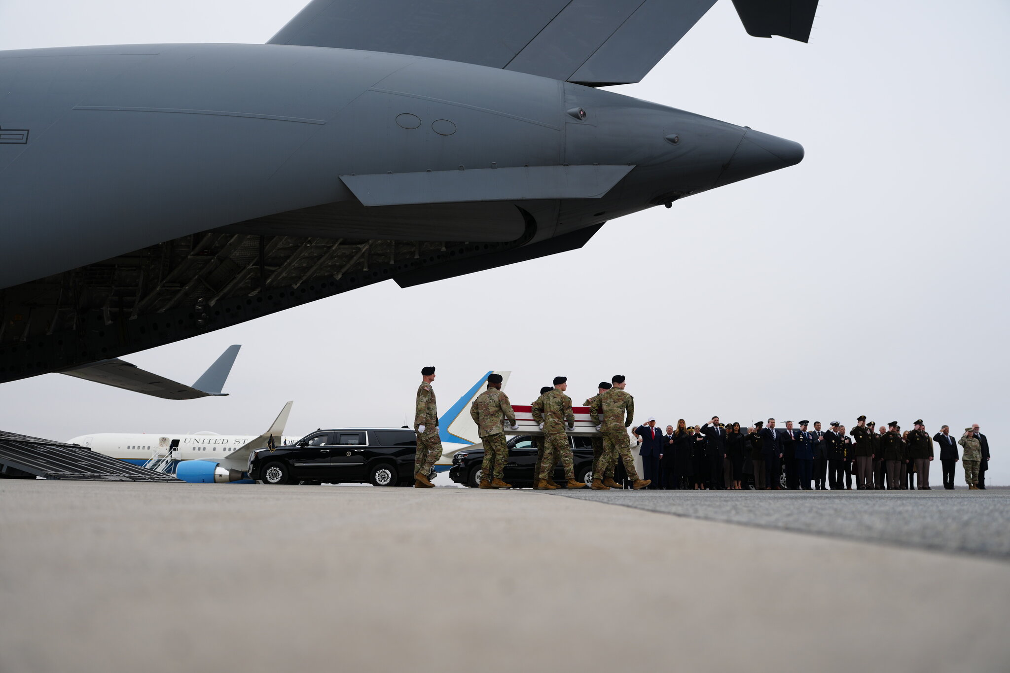 Militares transportan los restos de uno de los seis soldados estadounidenses fallecidos en Kuwait durante el traslado fúnebre en la base aérea de Dover en marzo. Tierney L. Cross/The New York Times