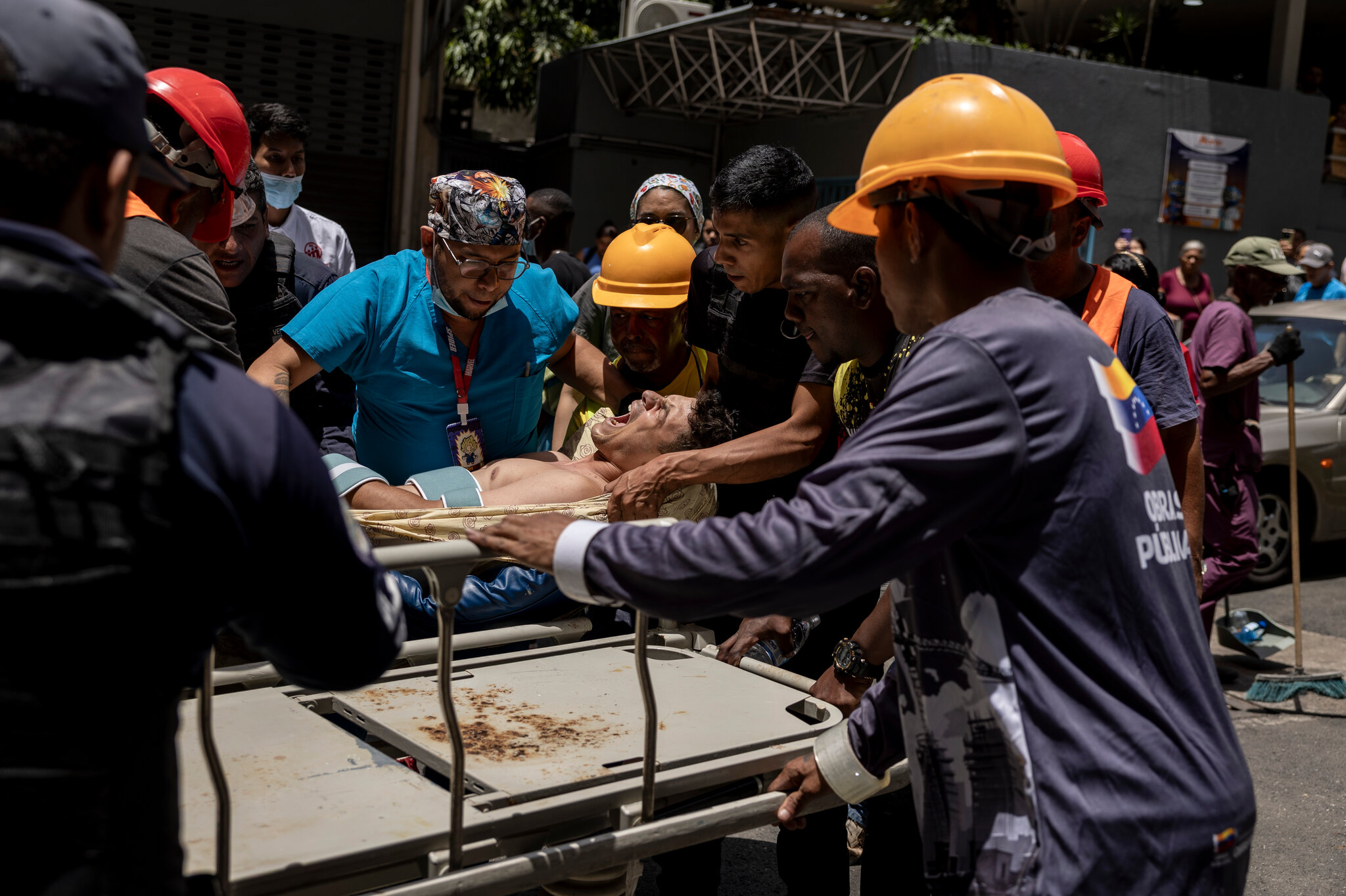 Un sobreviviente el viernes. Alrededor de 1400 edificios habían resultado dañados, incluidos 13 hospitales y 25 centros comerciales. Fabiola Ferrero para The New York Times