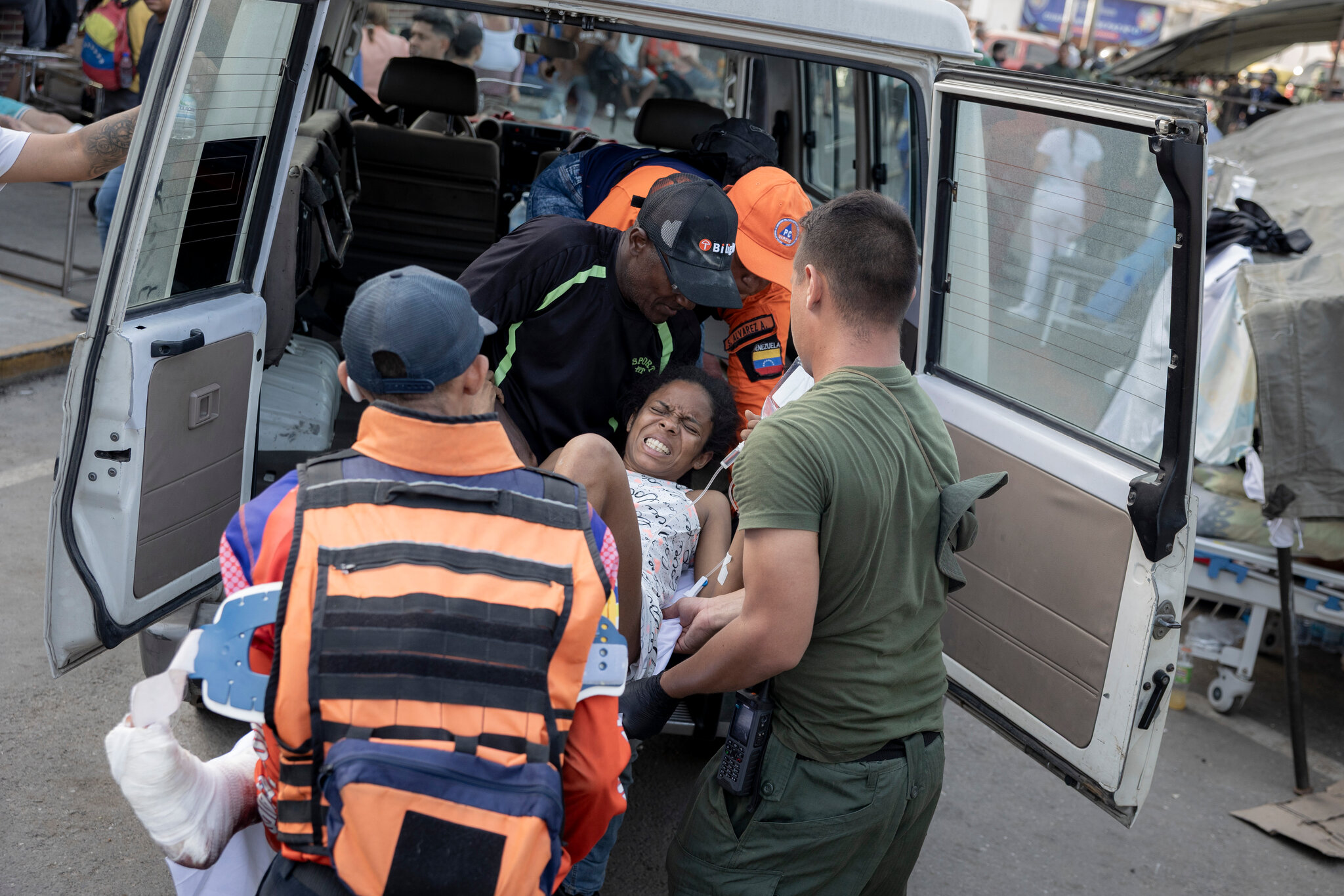 Una mujer herida en los terremotos del miércoles fue subida a una furgoneta para ser trasladada el jueves desde un hospital de La Guaira, en Venezuela, a un hospital en Caracas, la capital. Fabiola Ferrero para The New York Times