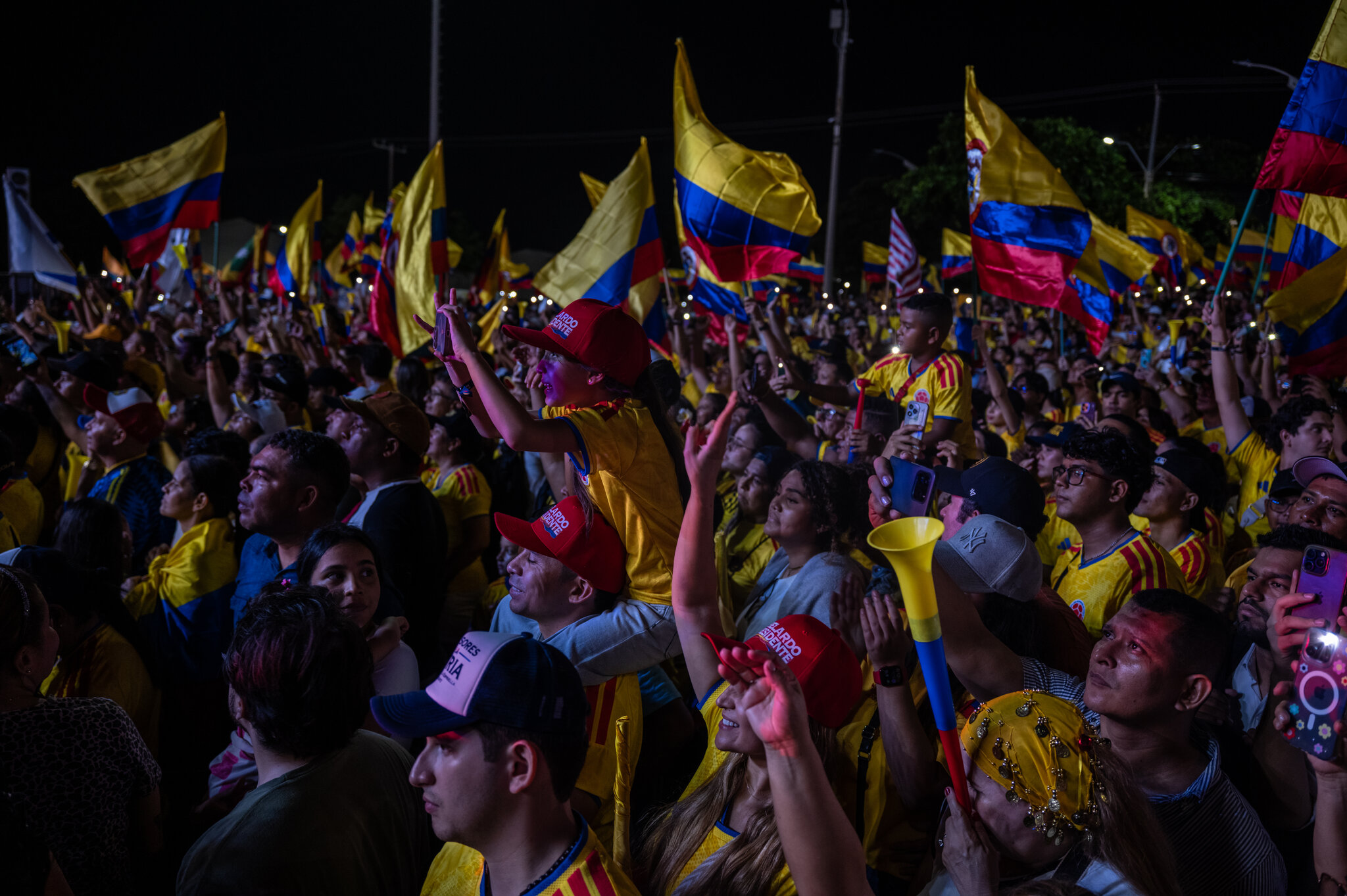 Partidarios de Abelardo de la Espriella en Barranquilla, Colombia, el domingo durante la segunda vuelta de las elecciones presidenciales. Federico Rios para The New York Times