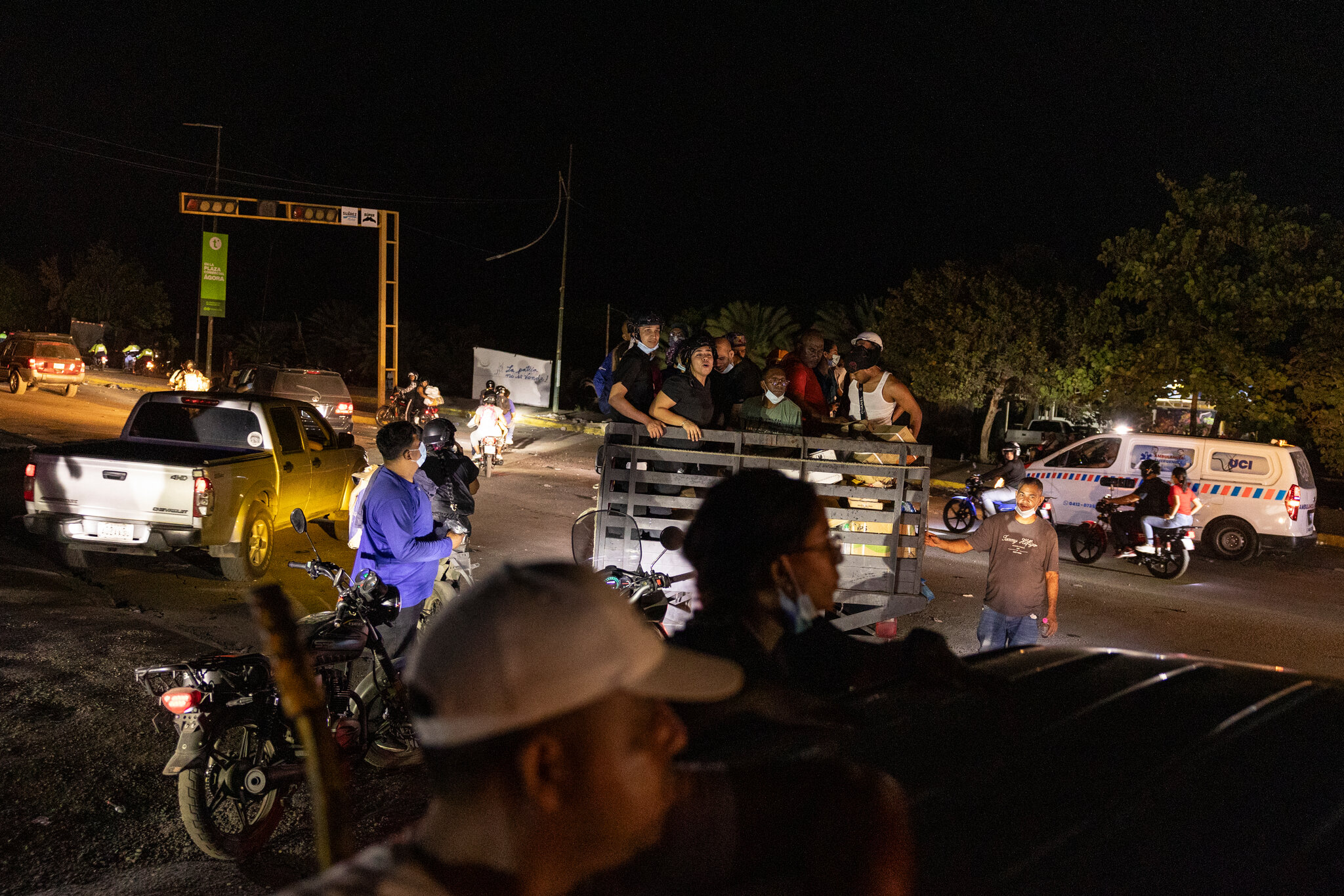 El equipo médico del Hospital Pérez de León en una camioneta en La Guaira, Venezuela, el viernes por la noche. Los médicos repartían comida, agua y suministros médicos a la gente en las calles. Fabiola Ferrero para The New York Times