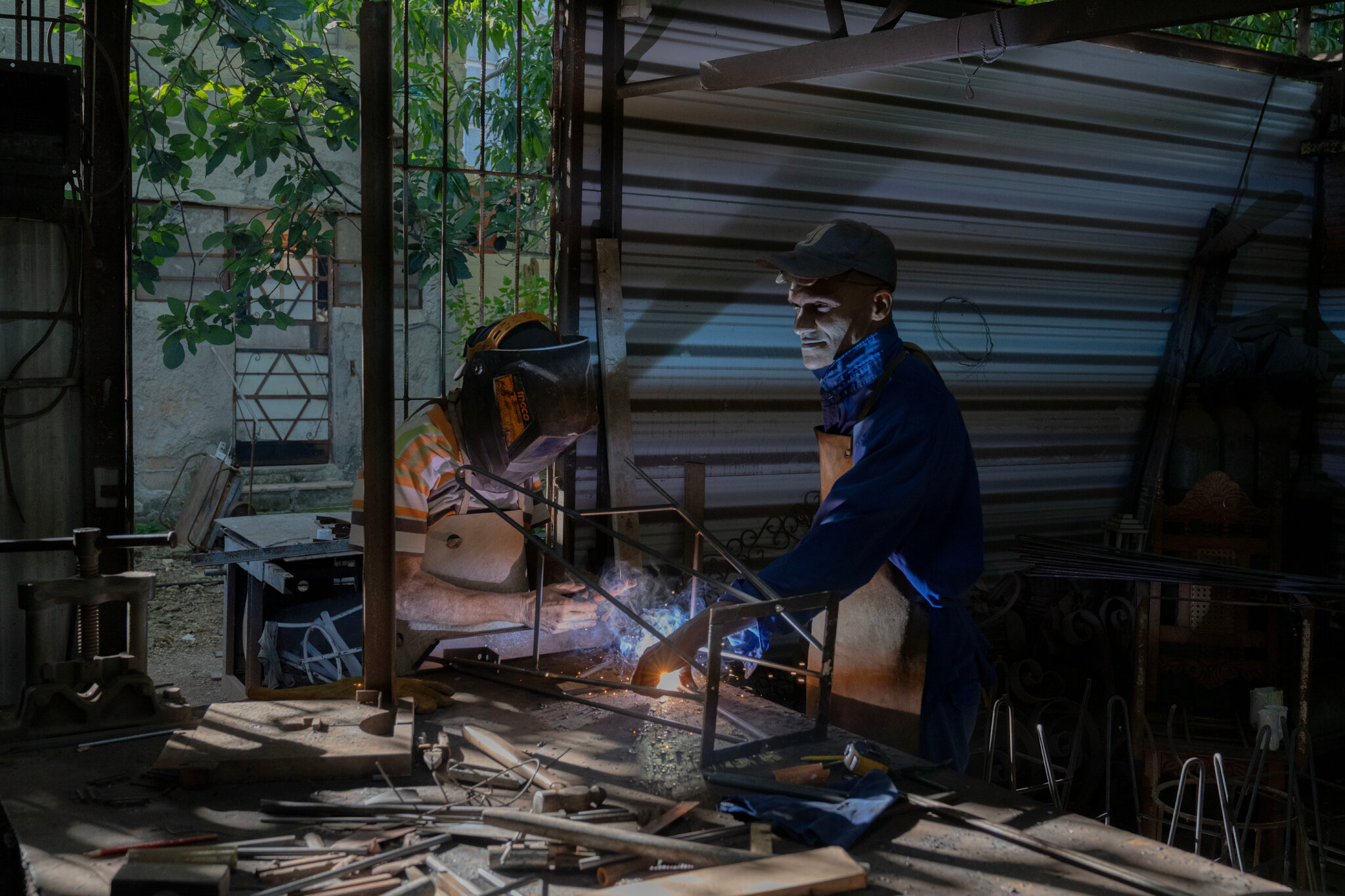 Trabajadores en el taller de producción de Dforja Creations, una empresa privada de muebles de La Habana, en 2024 Eliana Aponte para The New York Times