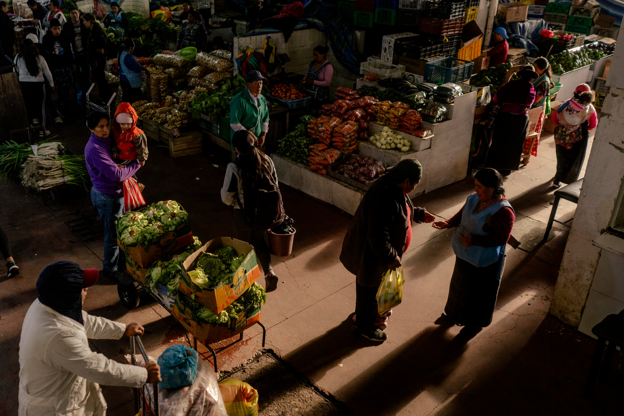 San Roque market in Quito, the capital of Ecuador, is one of the main meeting points between Kichwa and Spanish. These languages have long intertwined through exchanges in the city's markets and public squares. Johanna Alarcon for The New York Times