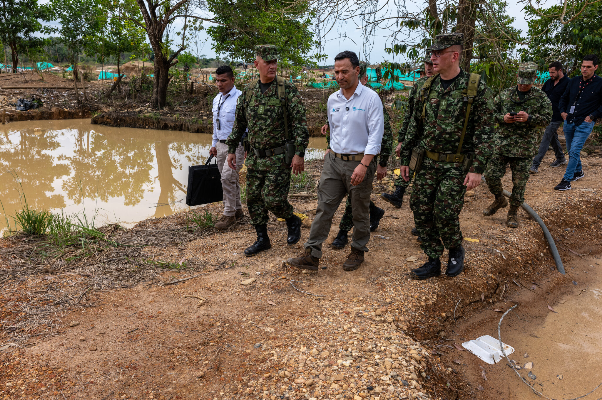 Pedro Sánchez, en el centro, ministro de Defensa de Colombia, visitando una explotación minera ilegal en una base militar y sus alrededores el mes pasado. Federico Rios para The New York Times