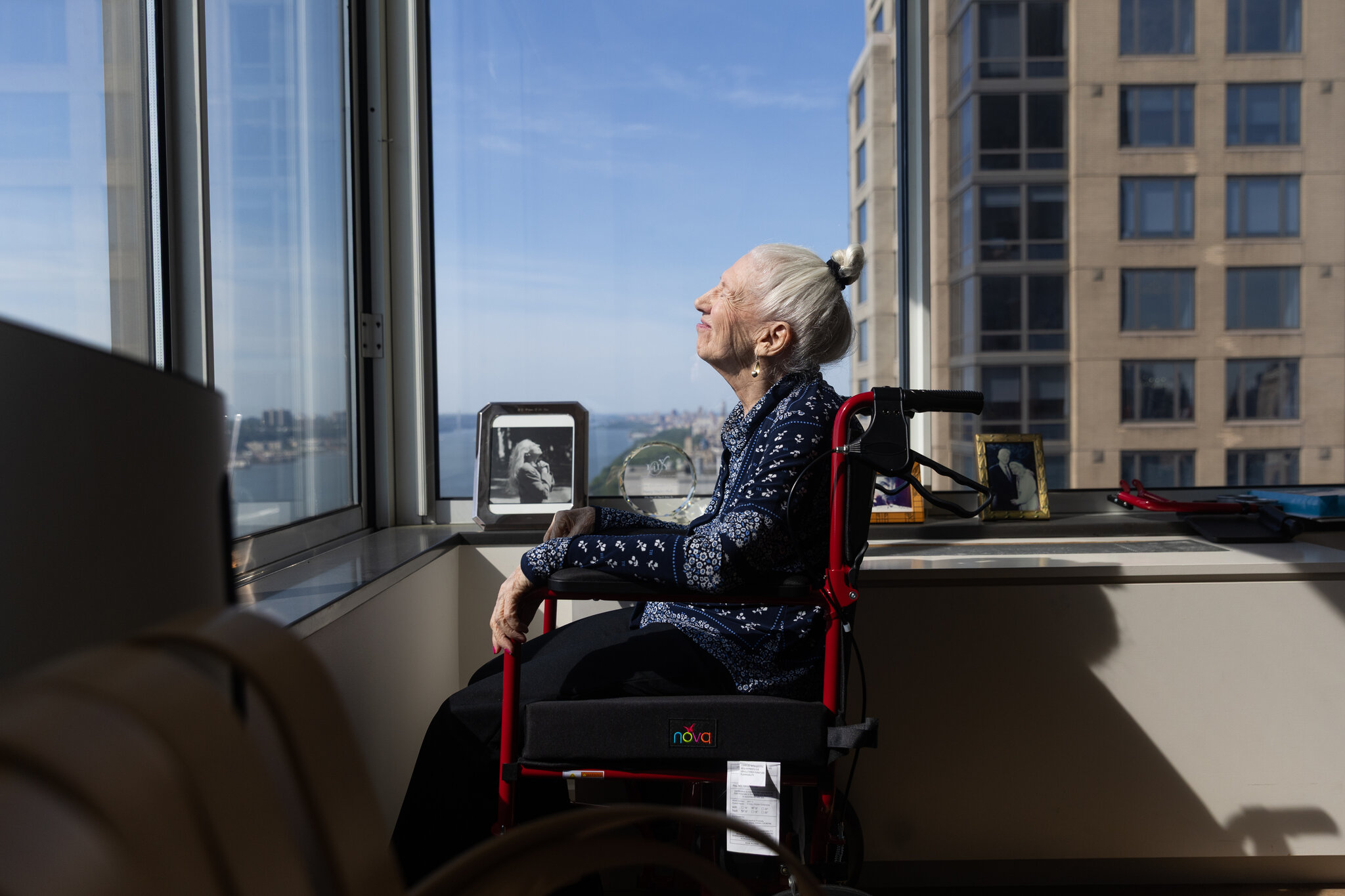 Nancy Wexler, quien toda su vida ha investigado la enfermedad de Huntington y también tiene la condición, en su apartamento de Manhattan. Jackie Molloy para The New York Times