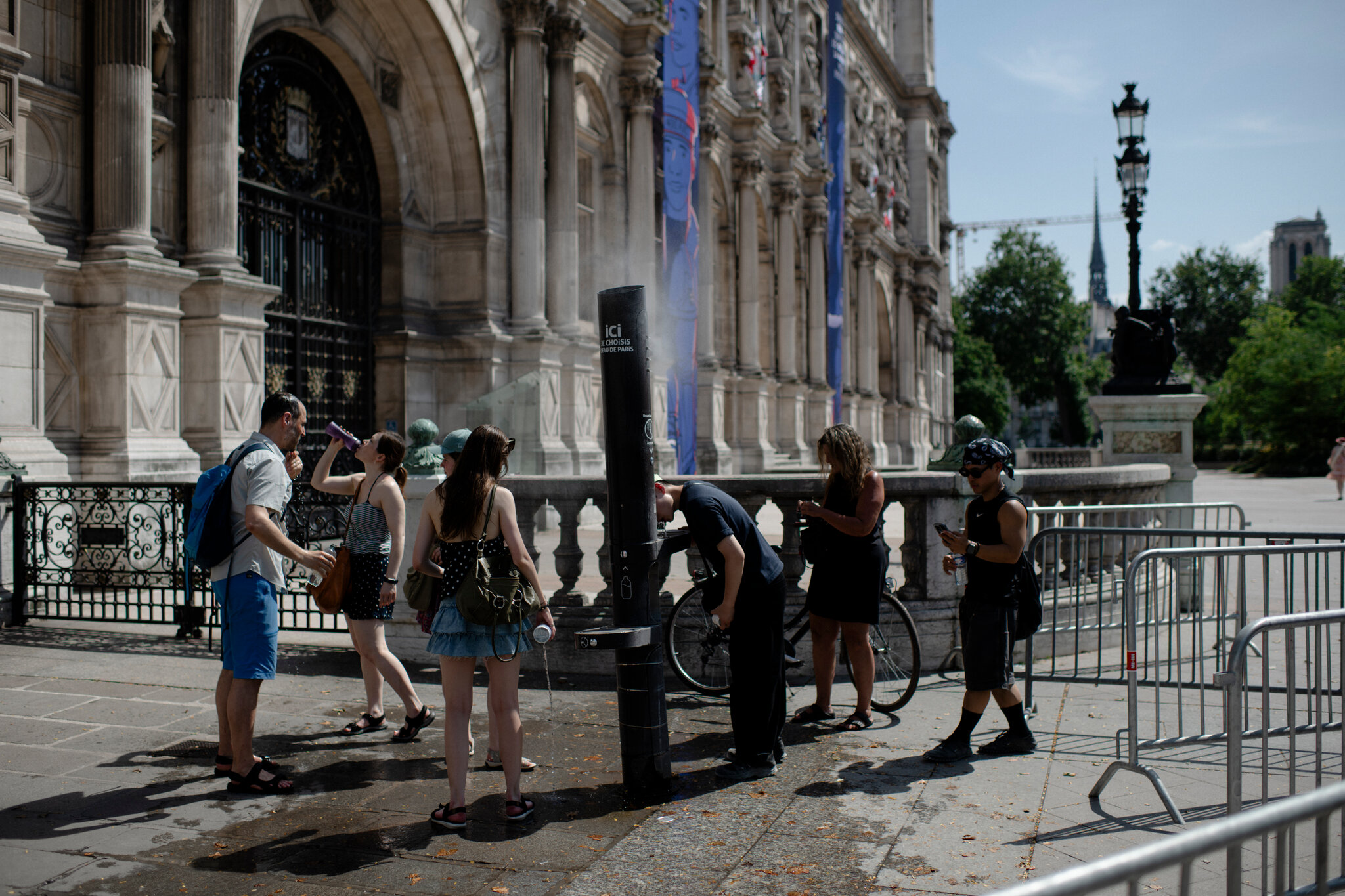 Intentando mantenerse fresco en París durante una ola de calor el mes pasado. Dmitry Kostyukov para The New York Times