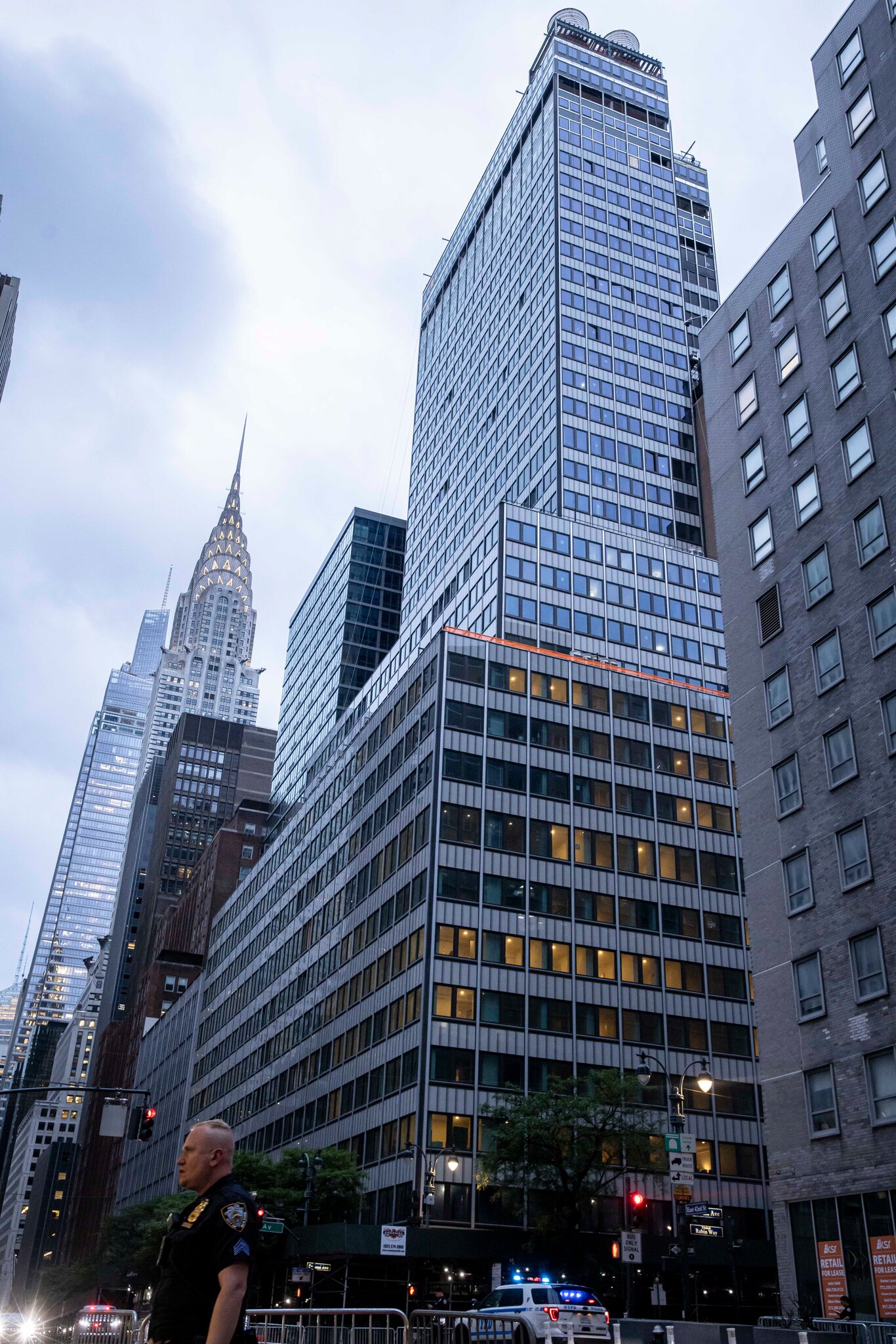 Personal de emergencias interviniendo en un edificio en peligro en Midtown Manhattan el martes Dave Sanders para The New York Times