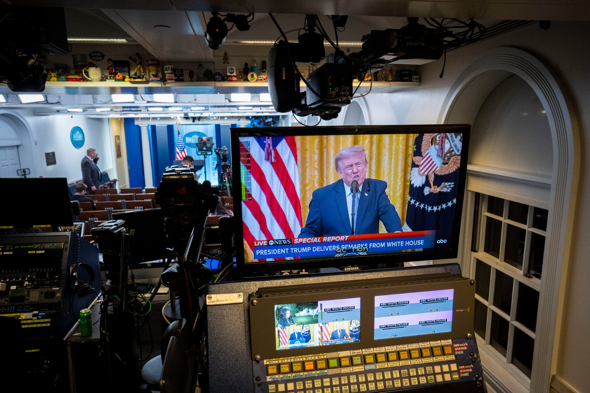 El presidente Trump visto en una pantalla dentro de la sala de prensa de la Casa Blanca mientras se dirigía a la nación el jueves por la noche. Doug Mills/The New York Times