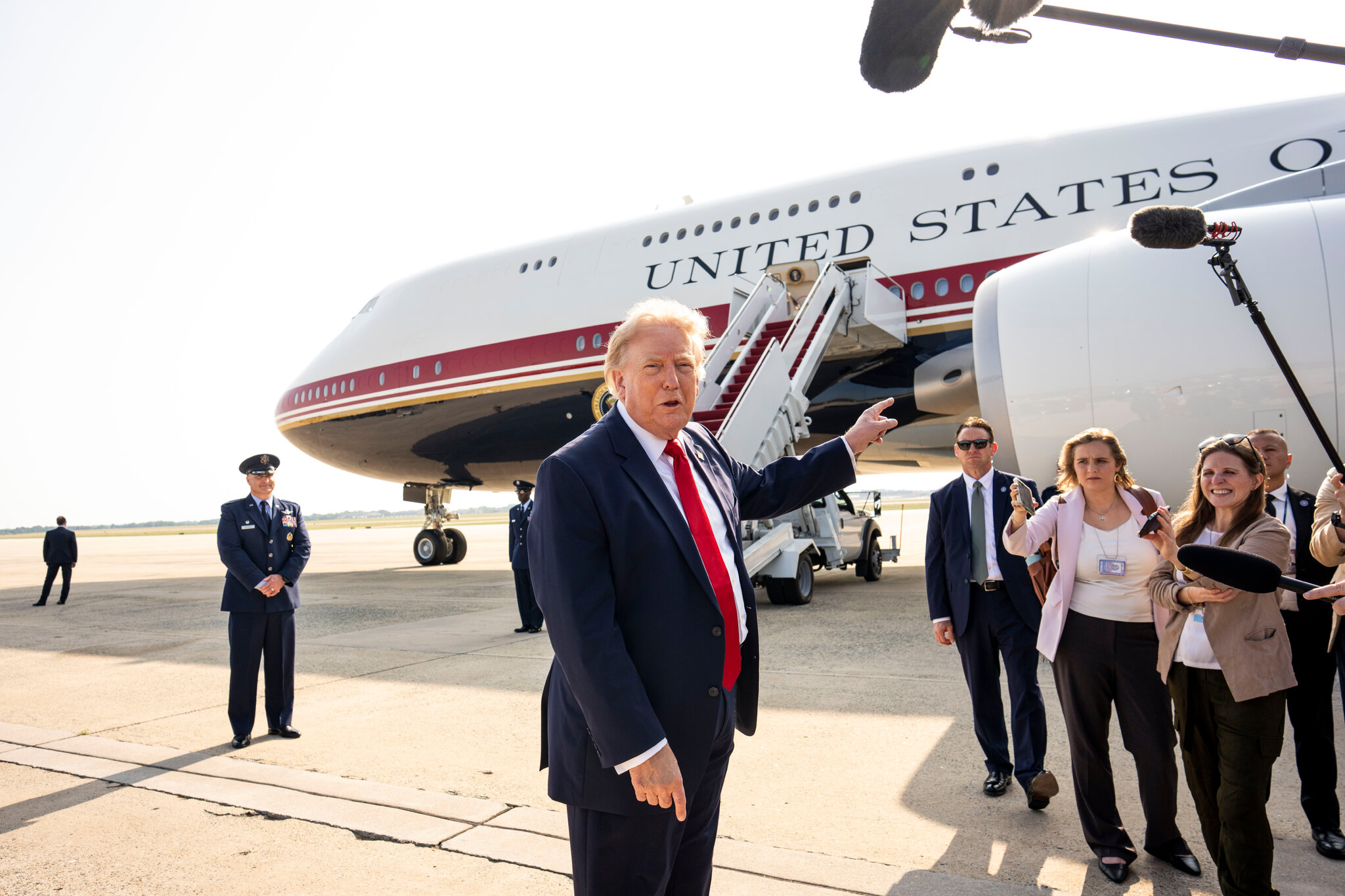 El presidente Donald Trump hablando con los periodistas antes de subir al nuevo Air Force One la semana pasada. Doug Mills/The New York Times