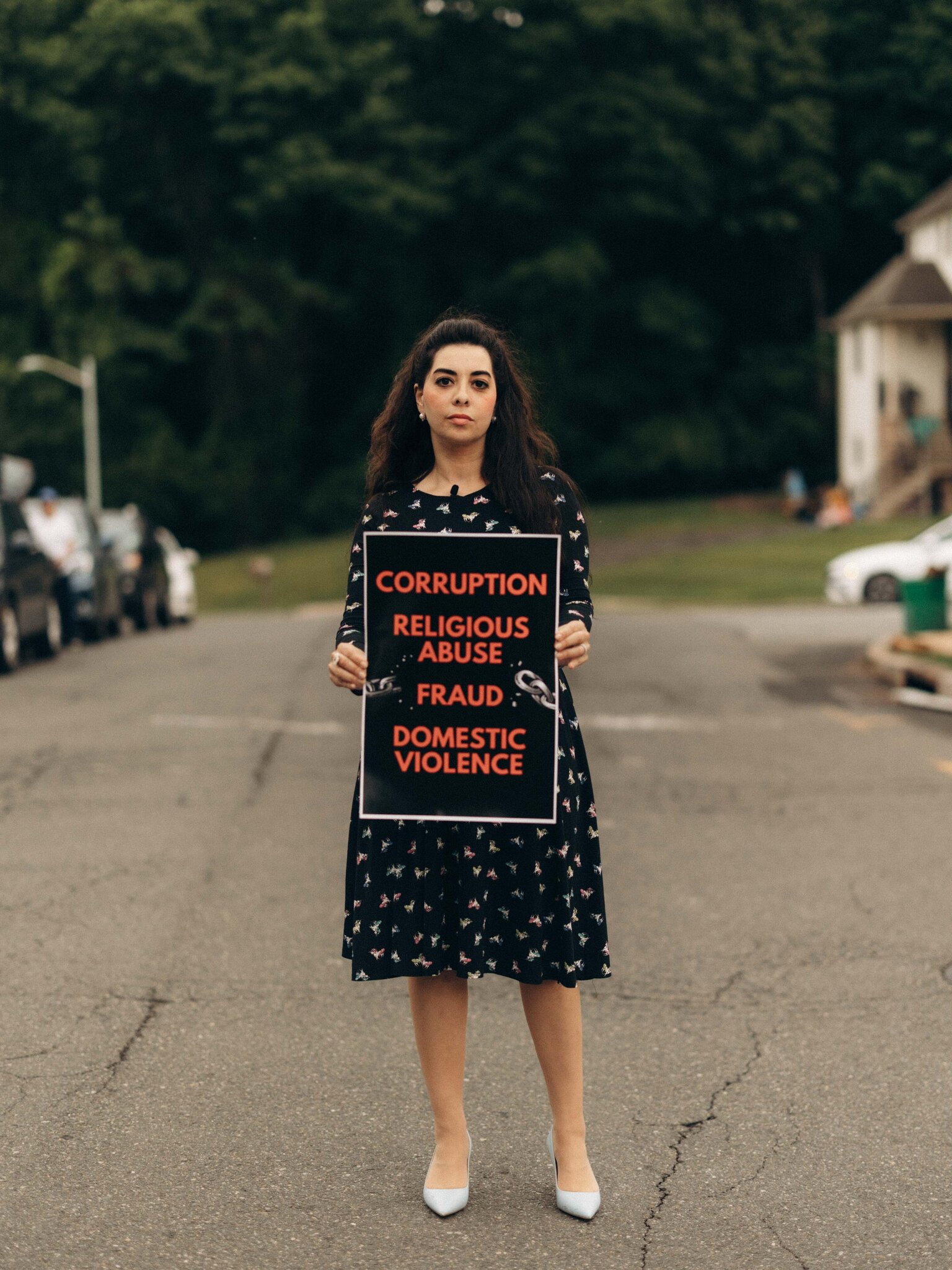 Bajo el nombre de usuario Flatbush Girl, Adina Sash recurre a estrategias propias de internet para identificar y avergonzar públicamente a los hombres que se niegan a concederles el divorcio religioso judío a sus esposas. Ahmed Gaber para The New York Times