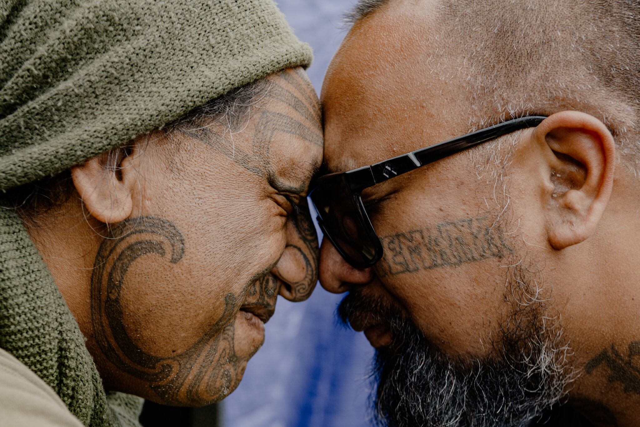 Dos hombres realizan un hongi, el saludo tradicional maorí, durante un festival regional celebrado en febrero en Whakatāne, en la Isla Norte de Nueva Zelanda.