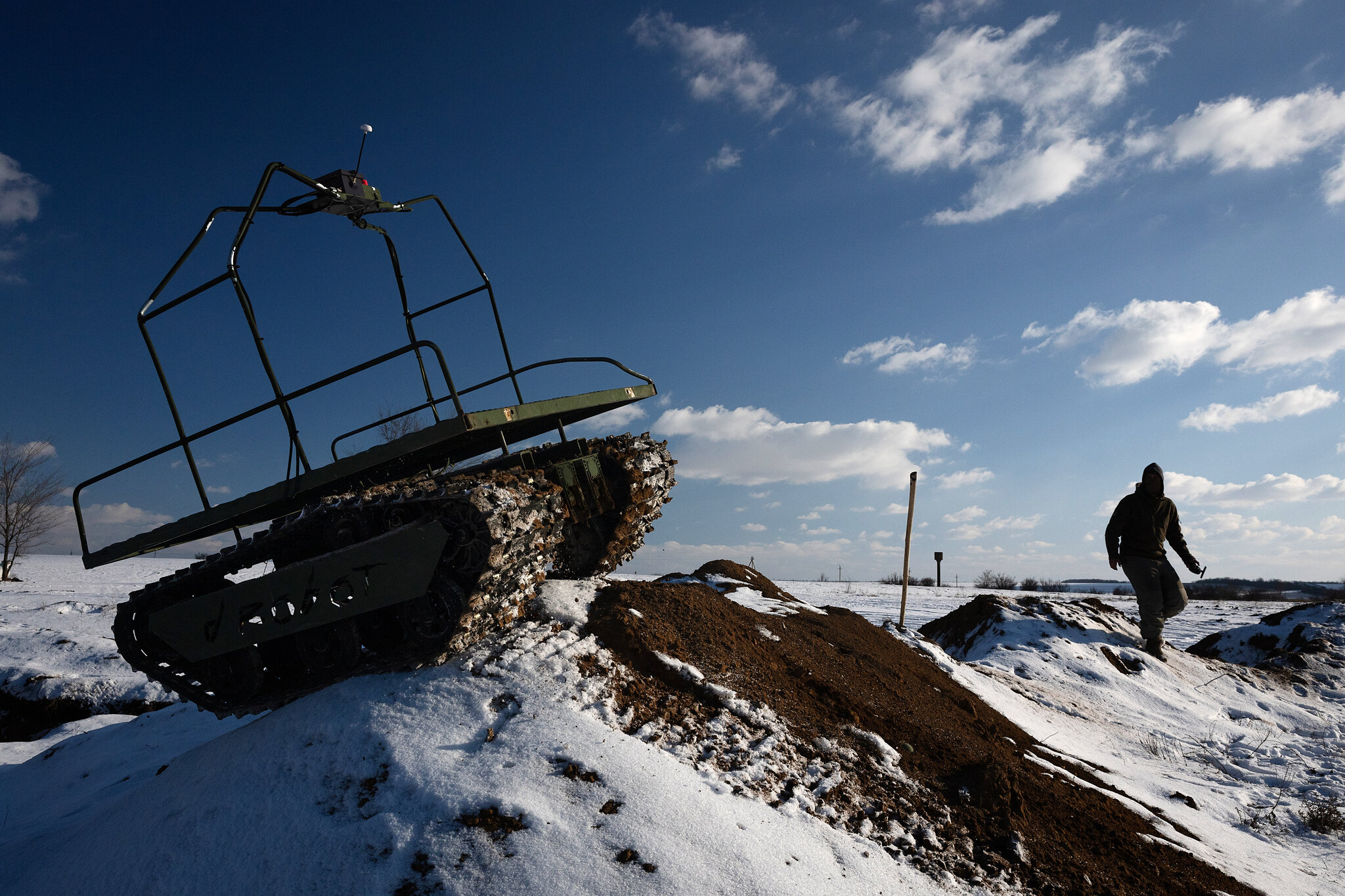Entrenamiento con un vehículo no tripulado, en la región de Donbás, al este de Ucrania, en 2025. Los batallones de robots terrestres llevan a cabo ahora miles de misiones cada mes. Tyler Hicks/The New York Times