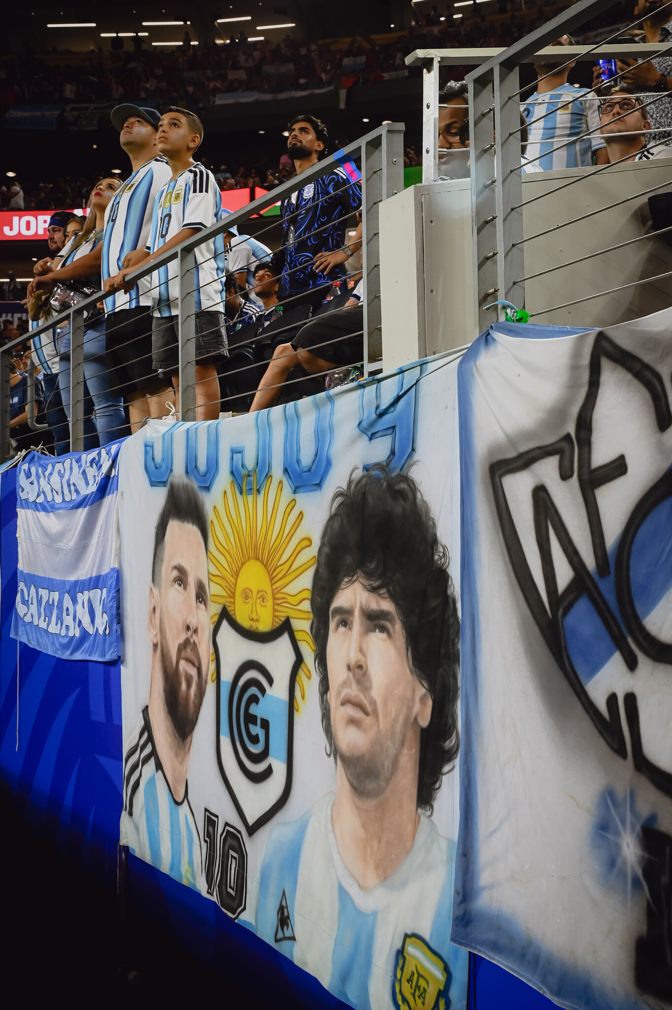 Retratos de los argentinos Lionel Messi y Diego Maradona en un partido celebrado en Dallas el mes pasado. Desiree Rios para The New York Times