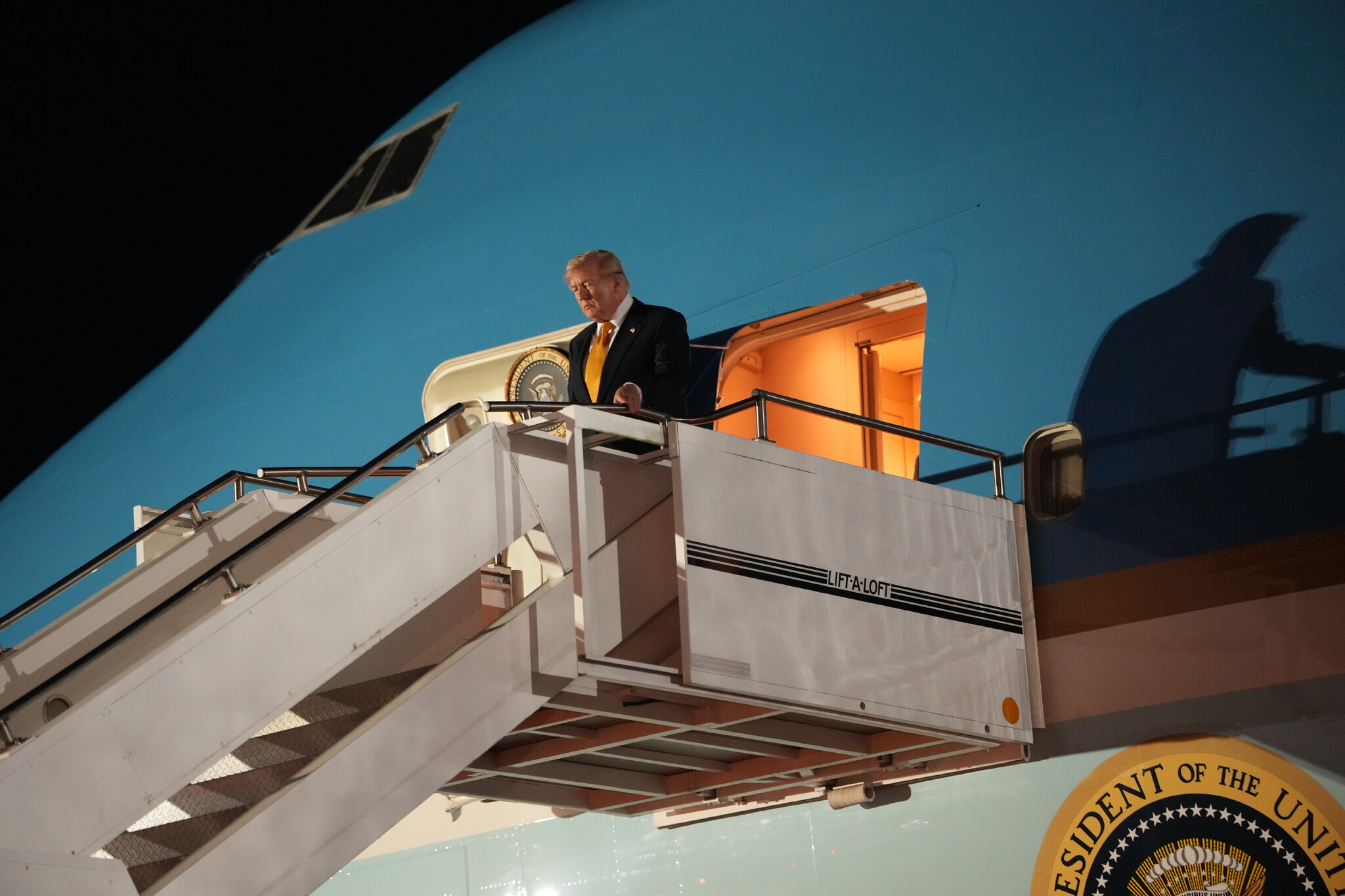 El presidente Trump bajando del antiguo Air Force One en la Base de la Fuerza Aérea de Mildenhall en el Reino Unido el 8 de julio. P Doug Mills/The New York Times