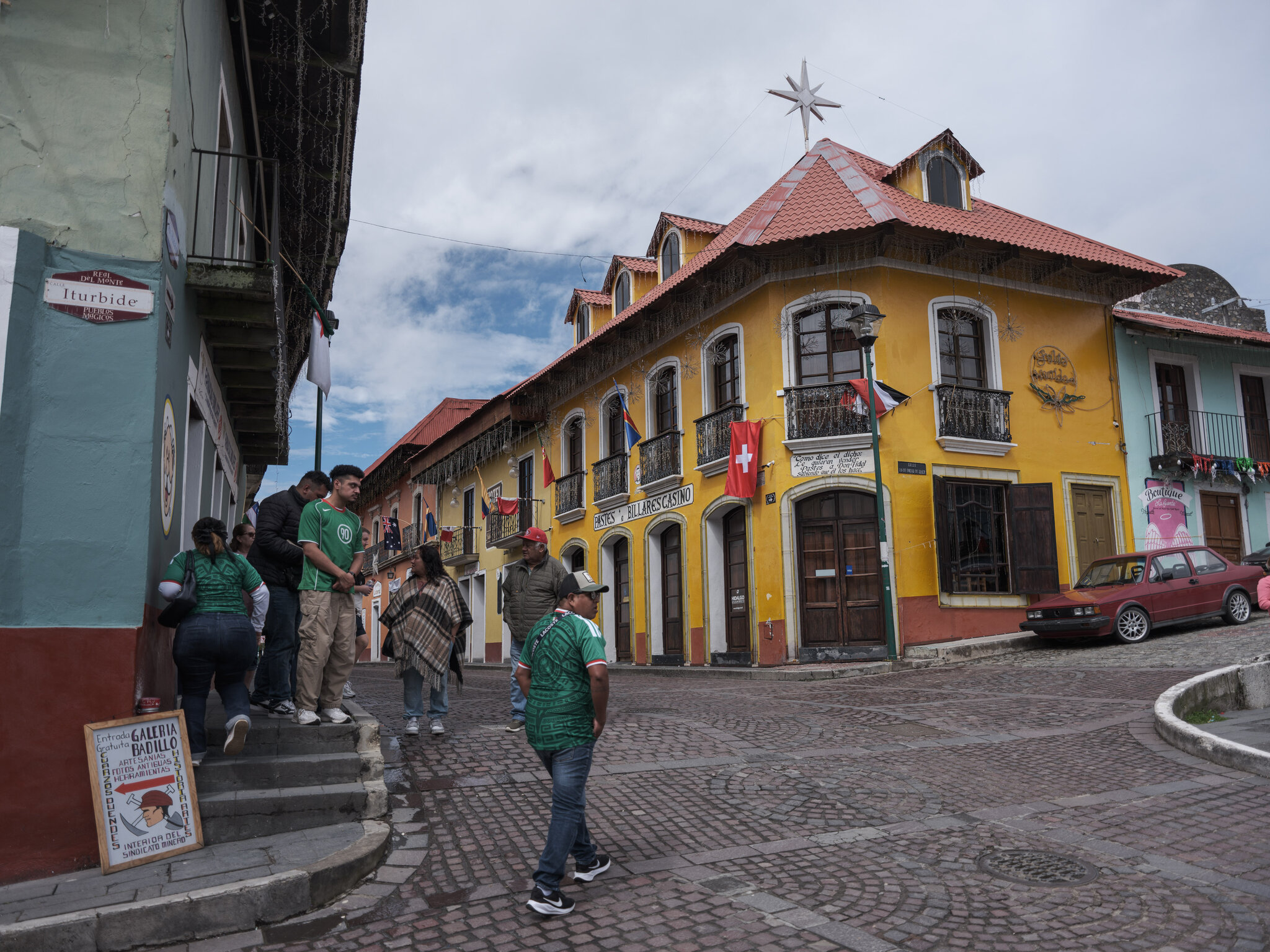 Turistas con camisetas de la selección mexicana en el centro de Mineral del Monte, México, el miércoles. Luis Antonio Rojas para The New York Times