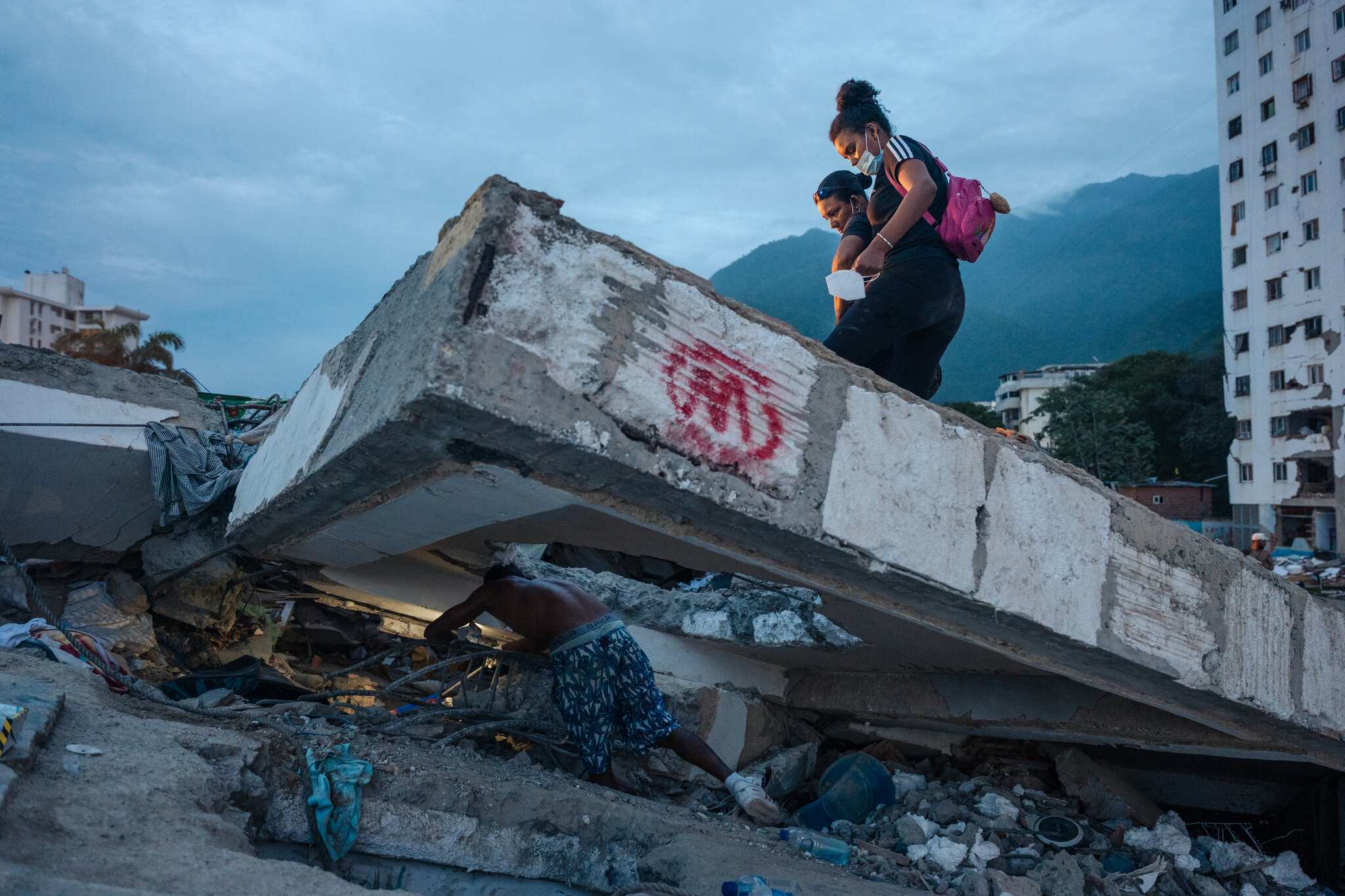 La gente busca a sus familiares entre los escombros de un complejo de viviendas sociales en La Guaira, Venezuela, el viernes, después de que dos terremotos lo destruyeran. Adriana Loureiro Fernandez para The New York Times