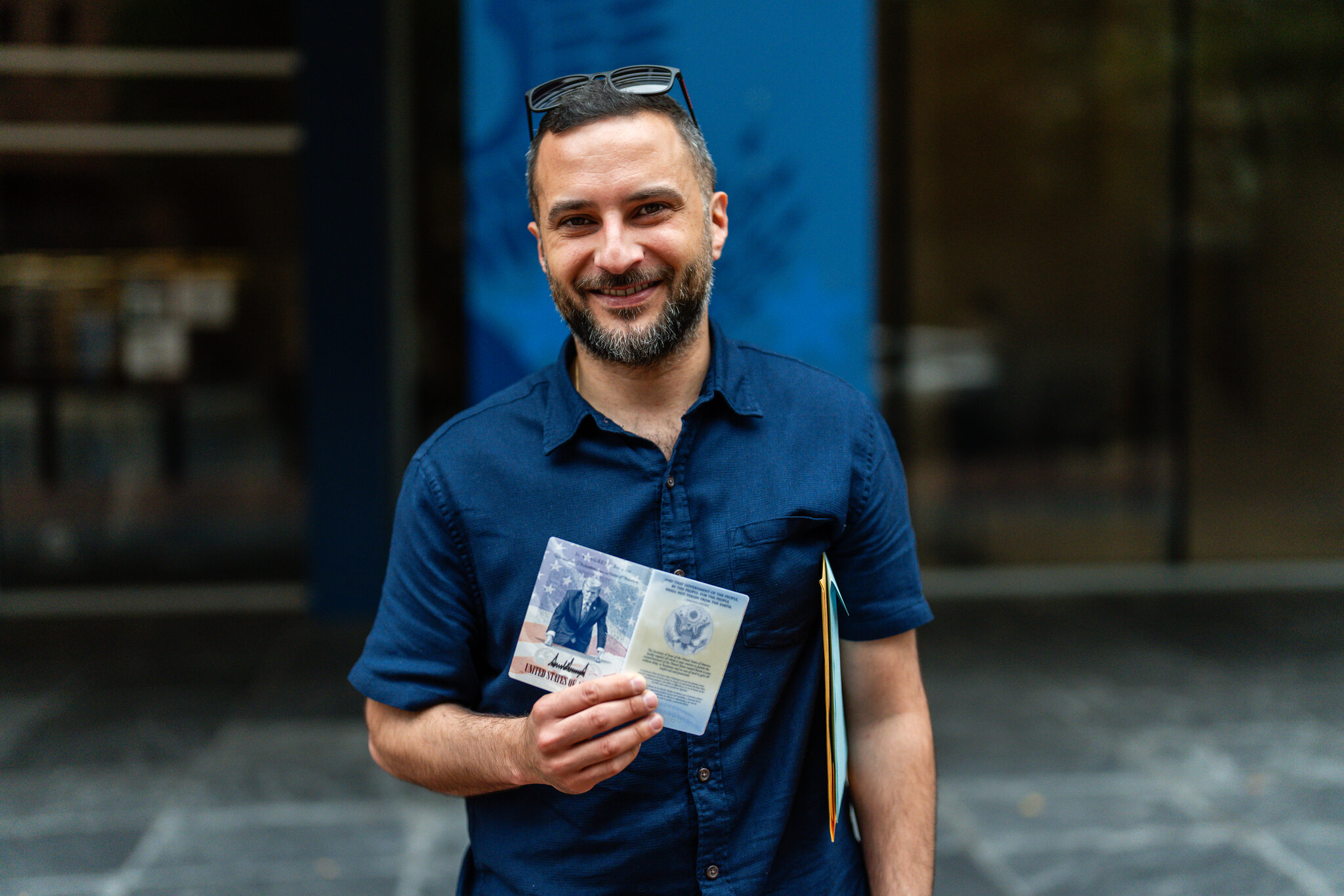 Sami Aldawood, de Austin, Texas, viajó a Washington para conseguir uno de los nuevos pasaportes conmemorativos con la imagen del presidente Trump. Aldawood, un inmigrante de Irak, se convirtió en ciudadano estadounidense hace una semana. Eric Lee para The New York Times