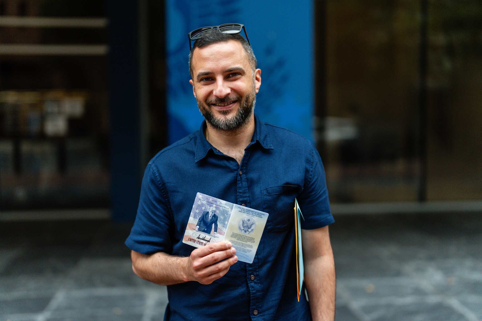 Sami Aldawood, de Austin, Texas, viajó a Washington para conseguir uno de los nuevos pasaportes conmemorativos con la imagen del presidente Trump. Aldawood, un inmigrante de Irak, se convirtió en ciudadano estadounidense hace una semana. Eric Lee para The New York Times