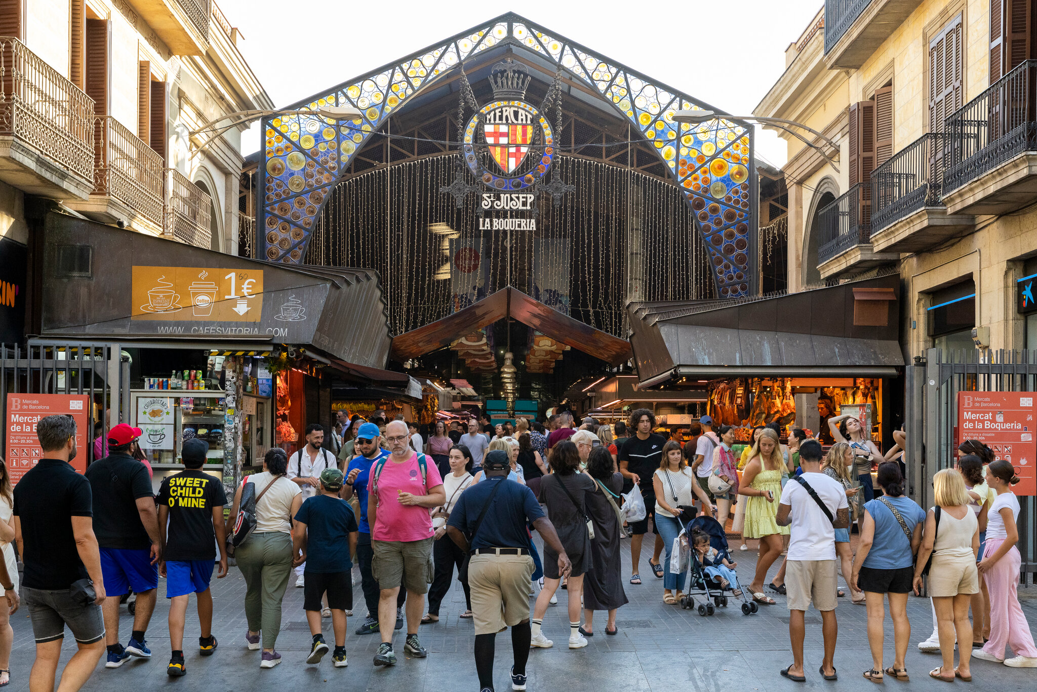 José Antonio Donaire, el nuevo responsable de turismo sostenible de Barcelona, está desarrollando estrategias para abordar el turismo descontrolado en la ciudad, incluido un plan para que el popular mercado de la Boquería, arriba, vuelva a ser un lugar donde los vecinos realmente quieran ir a comprar. Edu Bayer para The New York Times