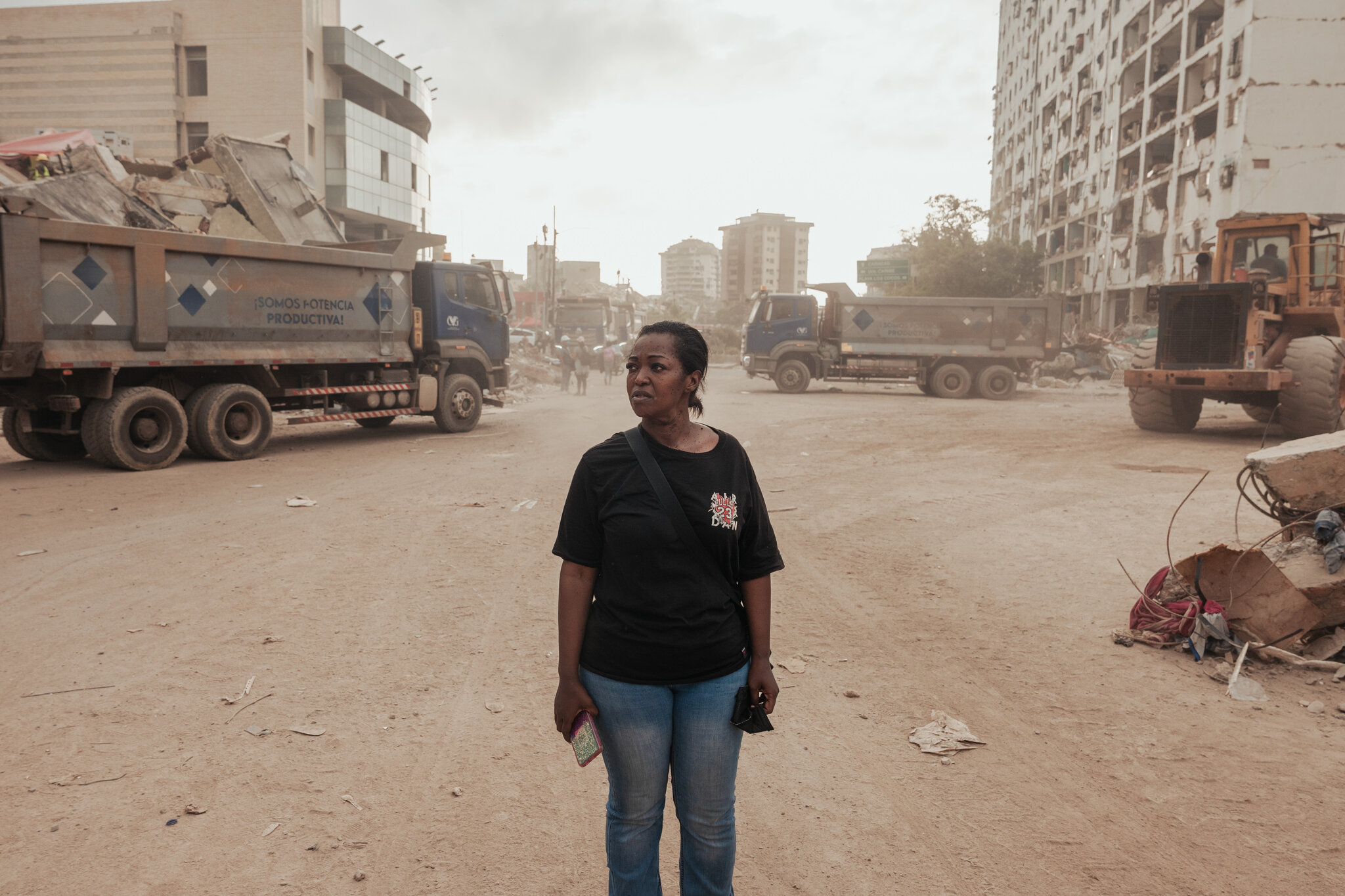 Jacqueline Zúñiga, de 52 años, entre varios complejos de viviendas sociales que se derrumbaron durante el doble terremoto. El edificio de Zúñiga sufrió daños y ahora vive en un refugio improvisado.