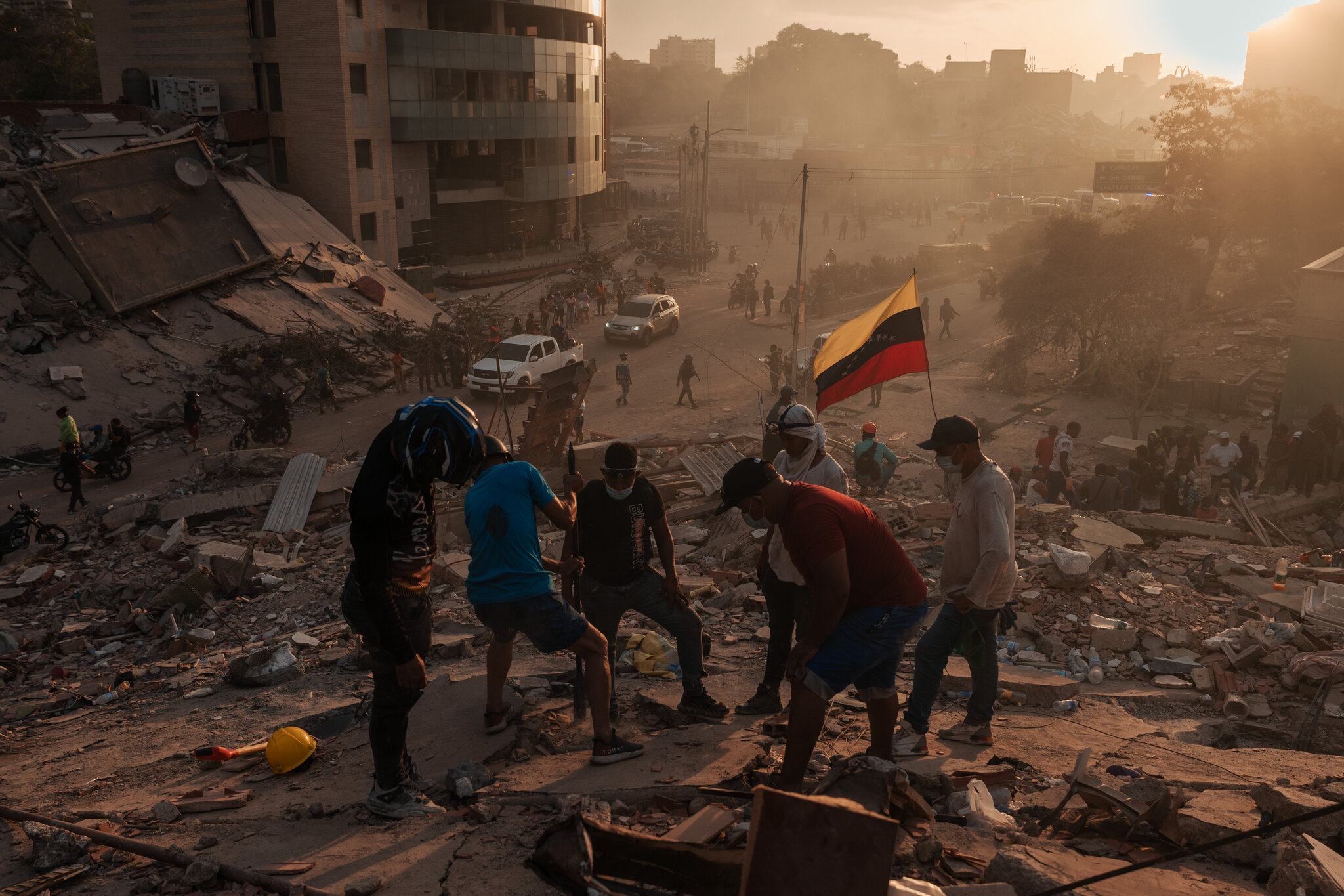 Un grupo de voluntarios civiles busca supervivientes del terremoto en Caribe, Venezuela, el sábado. Adriana Loureiro Fernandez para The New York Times