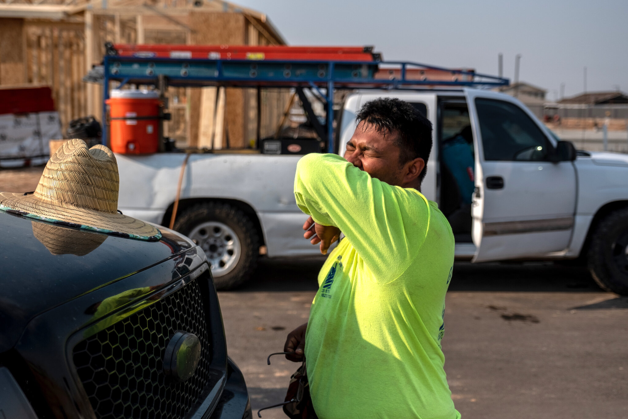 Juan Gutierrez, carpintero especializado en estructuras de viviendas, se hidrataba con frecuencia mientras trabajaba en Wittmann, Arizona. Juan Arredondo para The New York Times