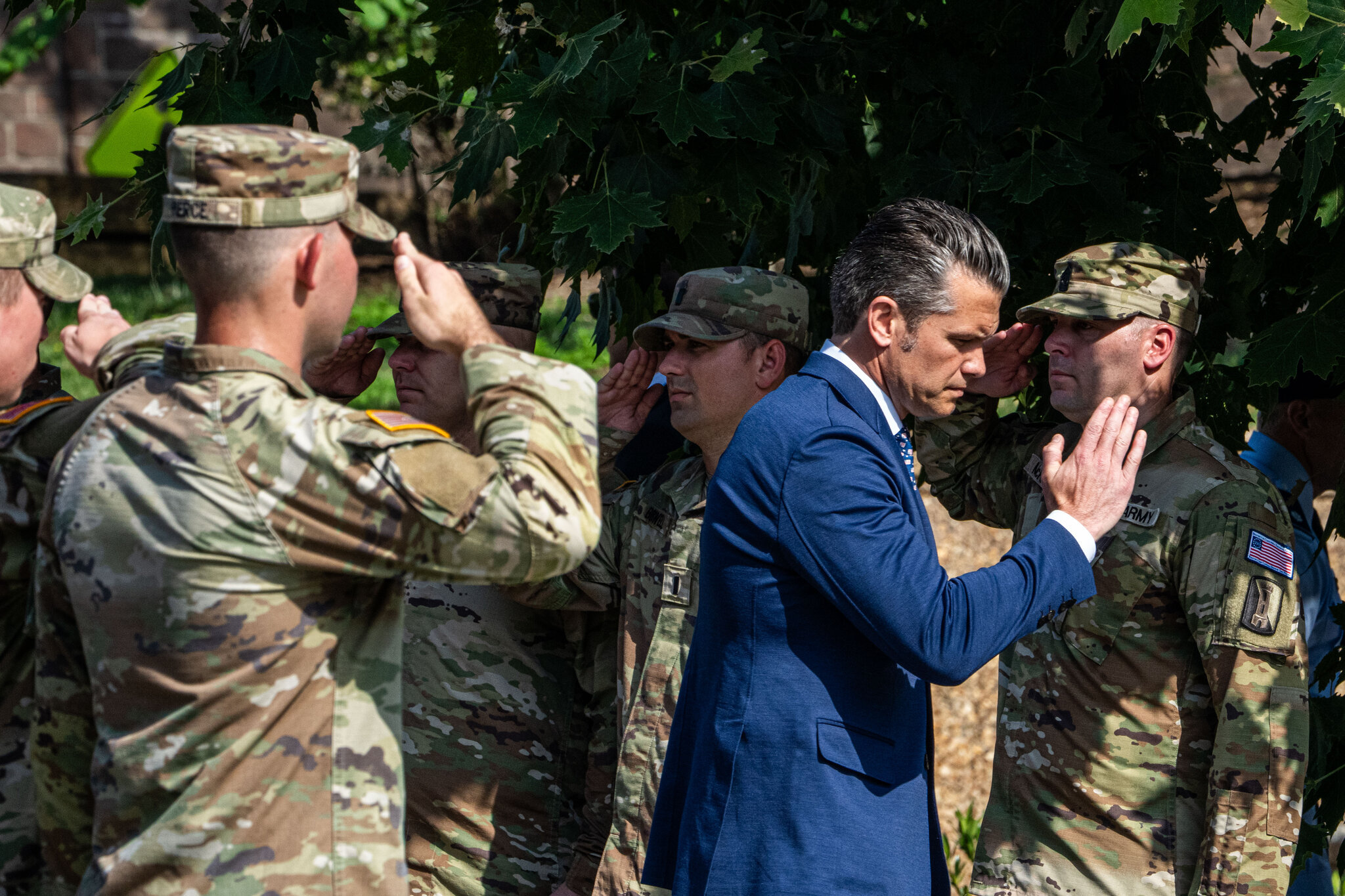 El secretario de Defensa, Pete Hegseth, ha afirmado en repetidas ocasiones que las fuerzas armadas se han enfocado demasiado en ascender a oficiales de minorías y mujeres, a expensas de los hombres blancos. Alex Kent/The New York Times