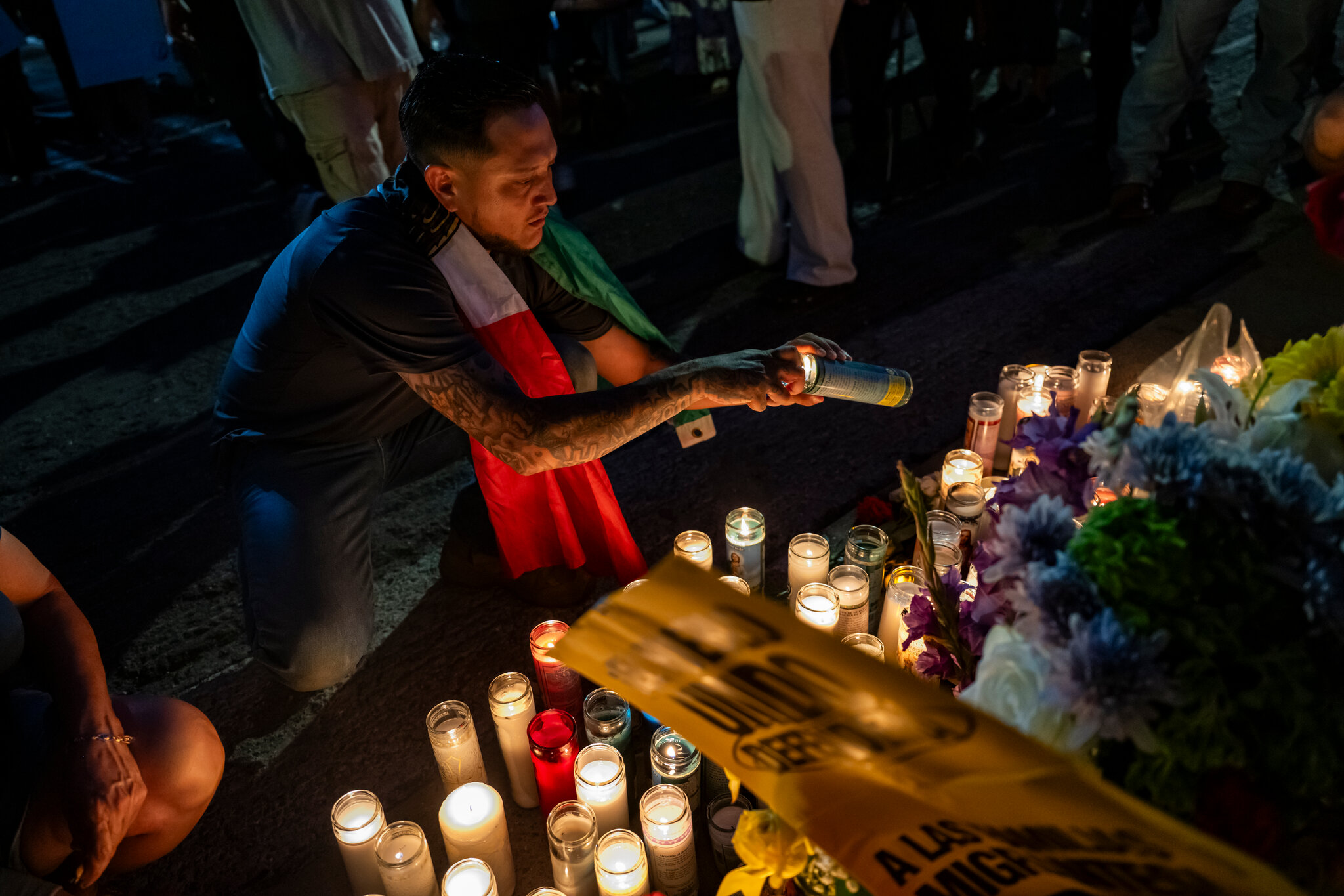 Una vigilia con velas el miércoles en Houston, en el lugar donde Lorenzo Salgado Araujo fue abatido el día anterior. Meridith Kohut para The New York Times